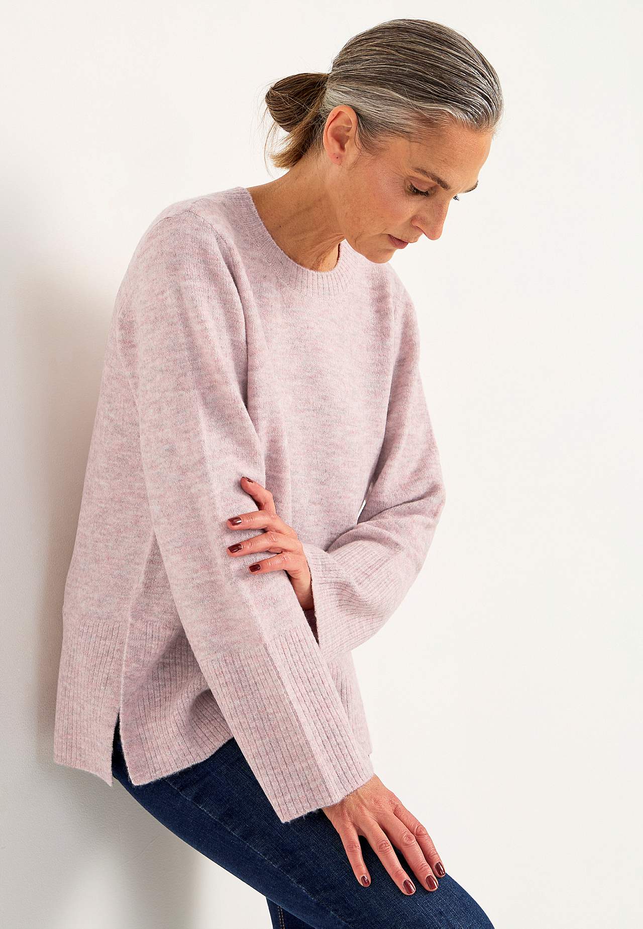 Gestrickter Pullover mit Schlitzen