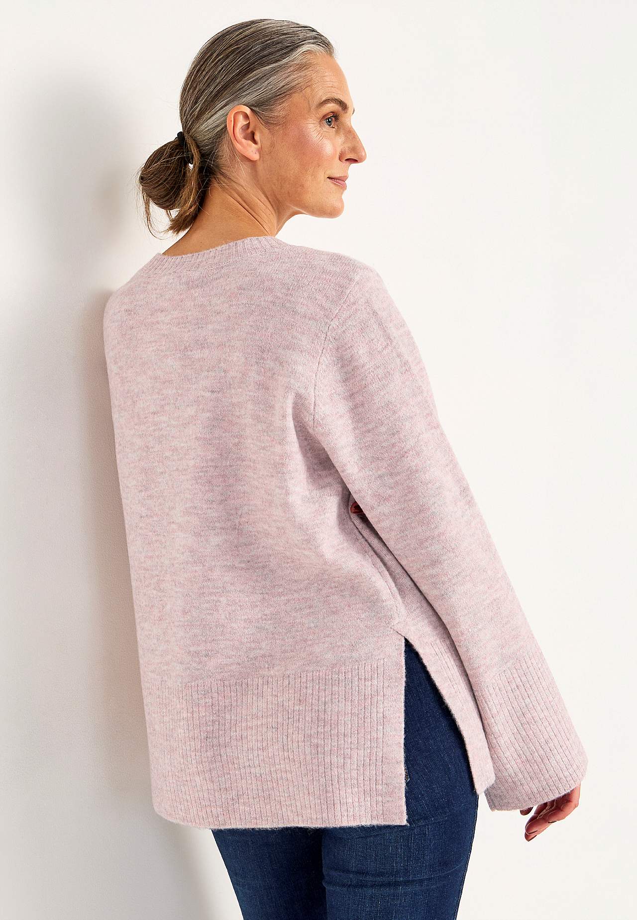 Gestrickter Pullover mit Schlitzen