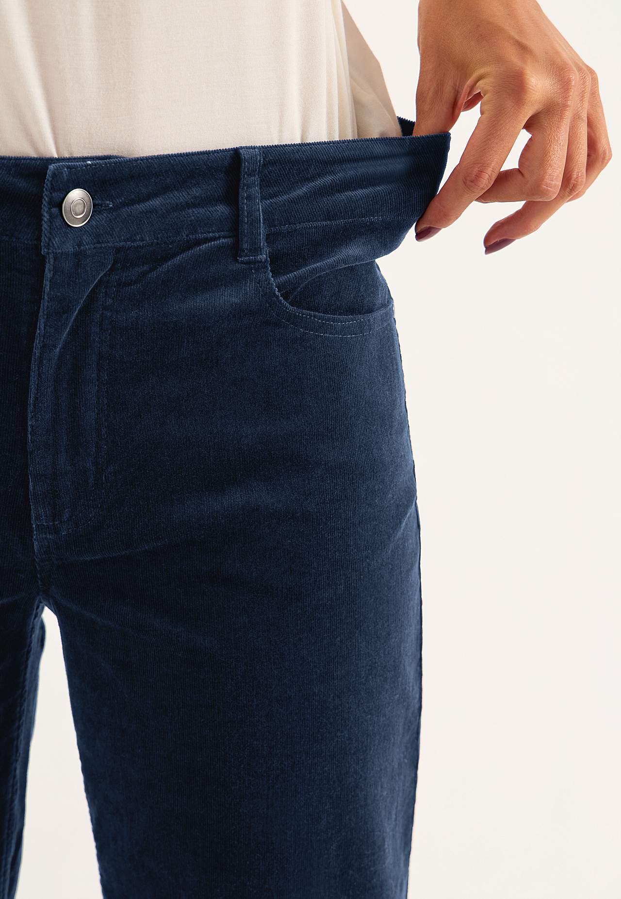 Elastische Kordhose mit breiten Beinen