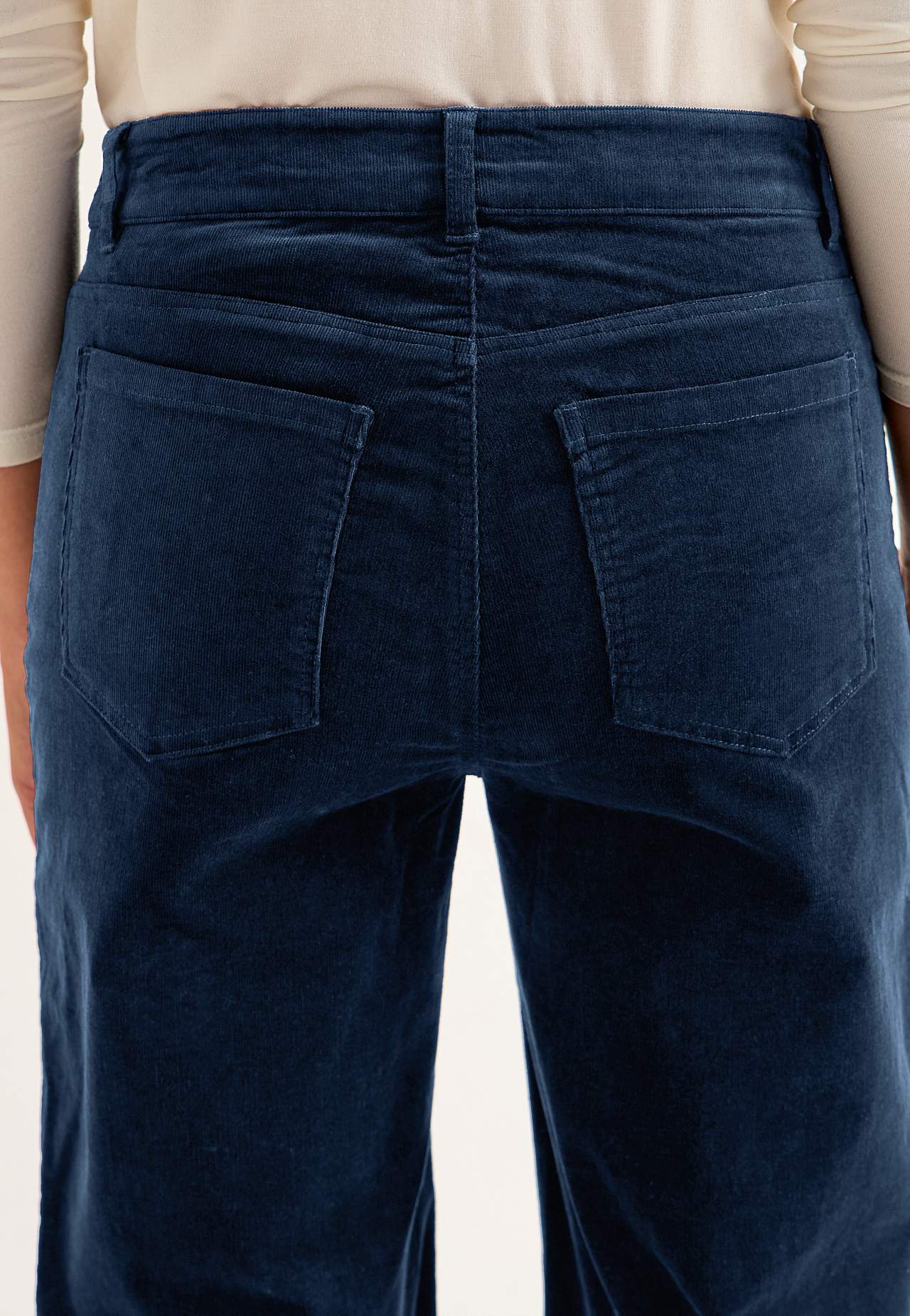 Elastische Kordhose mit breiten Beinen