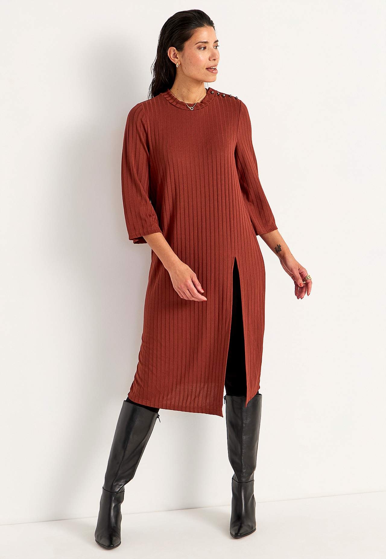 Geripptes Jerseykleid mit hohem Schlitz