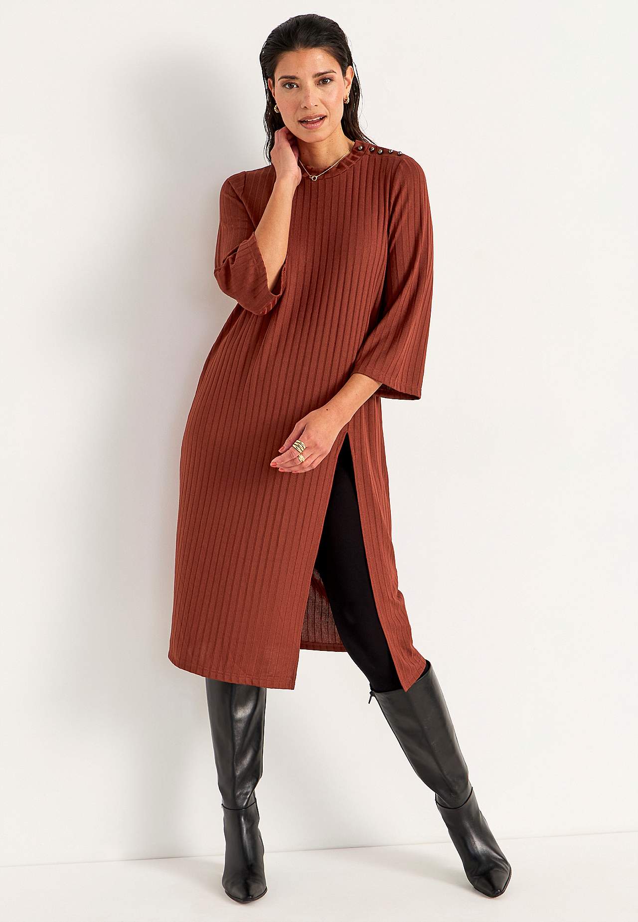 Geripptes Jerseykleid mit hohem Schlitz