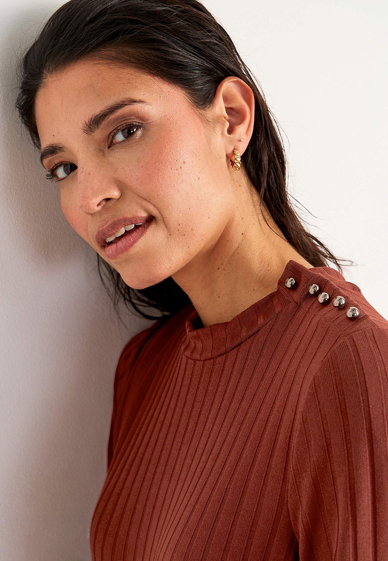 Geripptes Jerseykleid mit hohem Schlitz