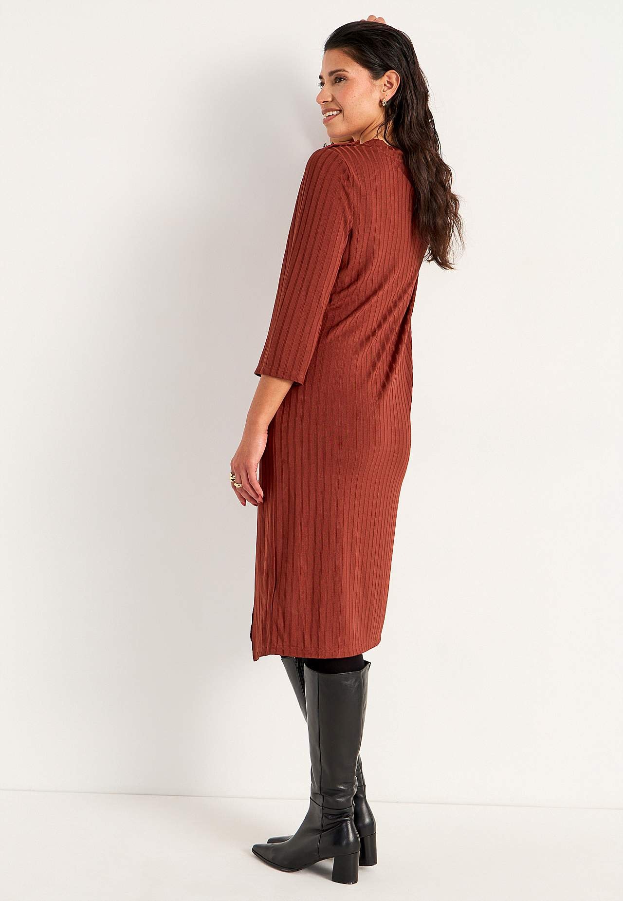 Geripptes Jerseykleid mit hohem Schlitz