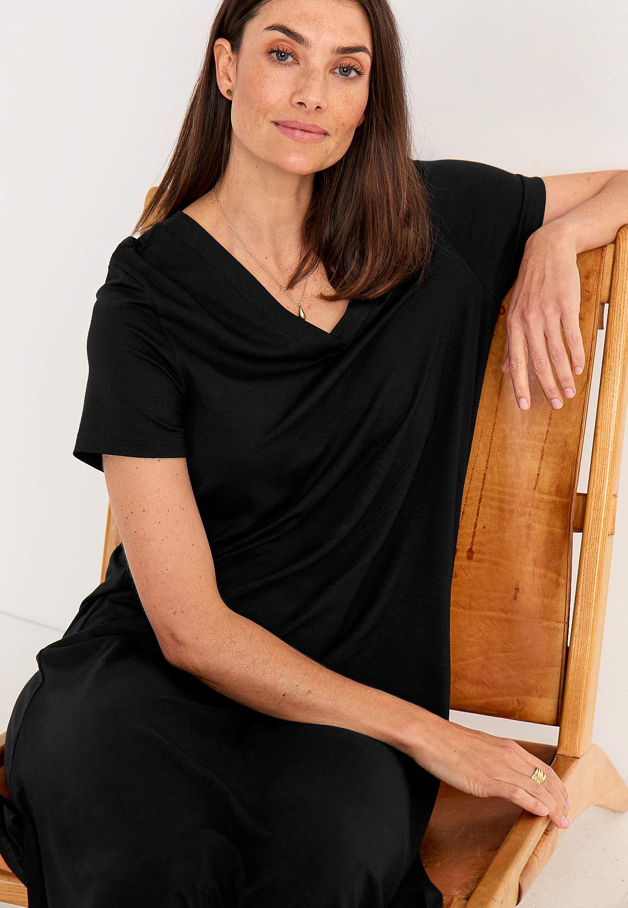 Jerseykleid mit einem V-Ausschnitt