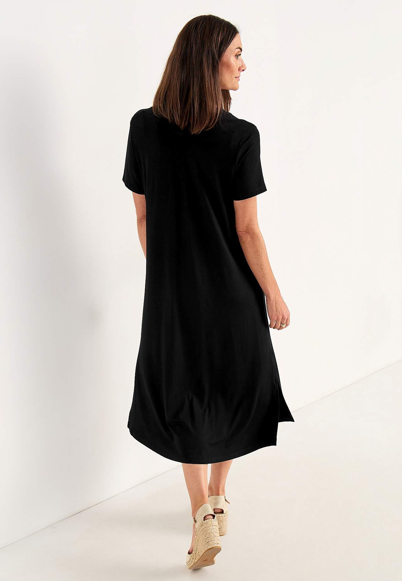 Jerseykleid mit einem V-Ausschnitt