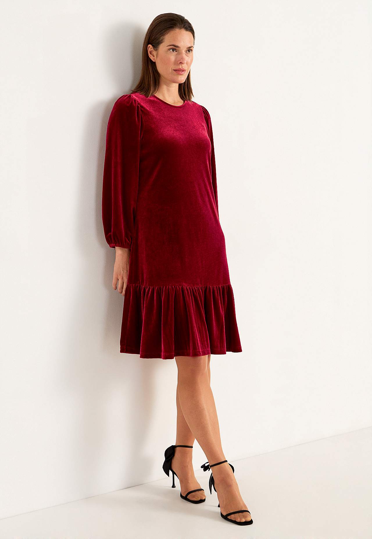 Kleid aus Velours mit Volant