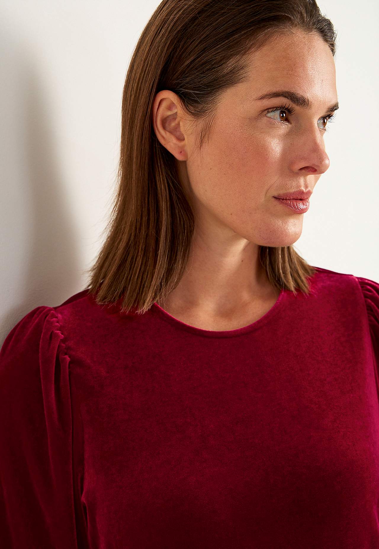 Kleid aus Velours mit Volant