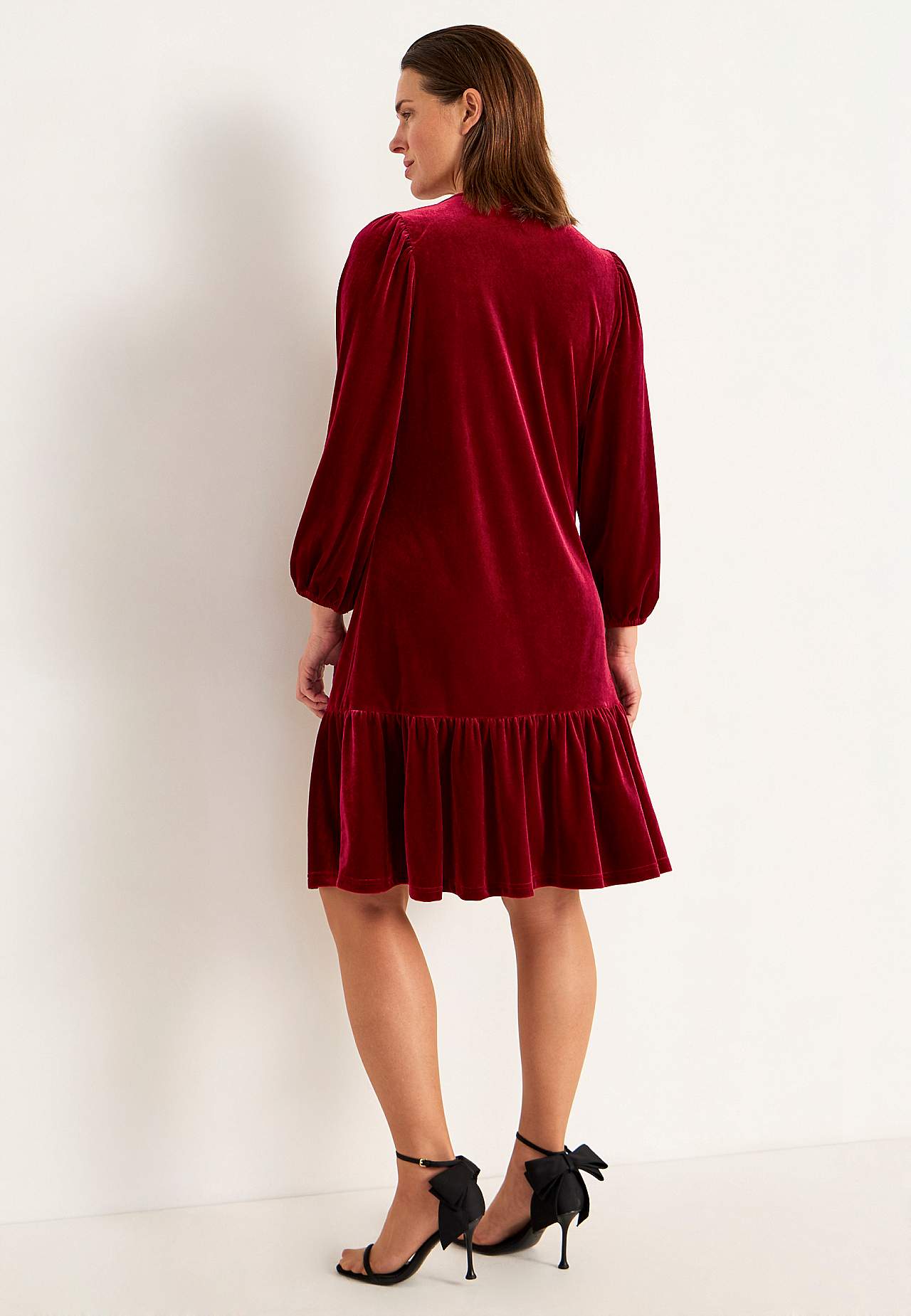 Kleid aus Velours mit Volant