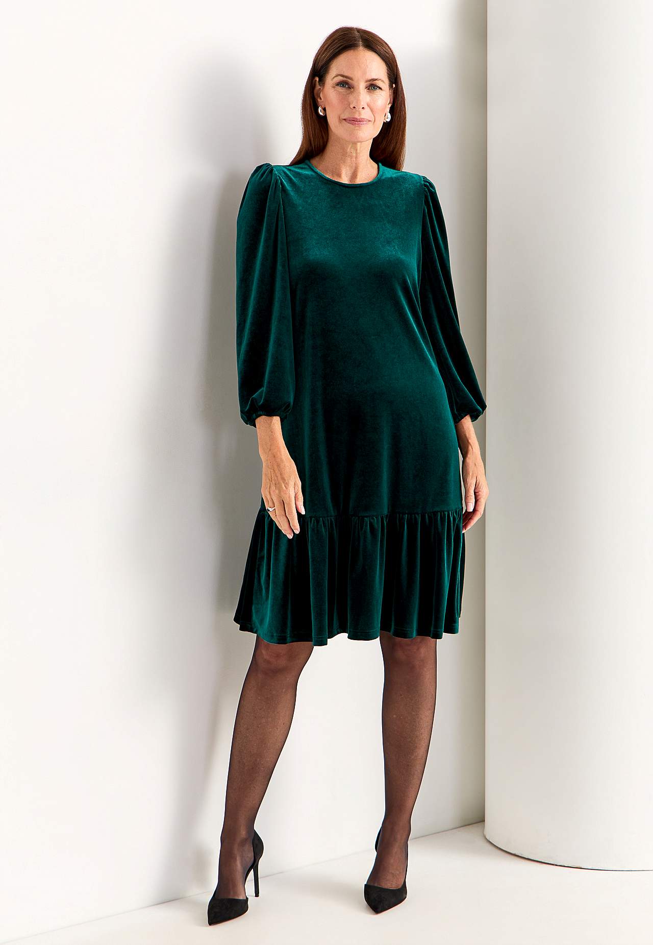 Kleid aus Velours mit Volant