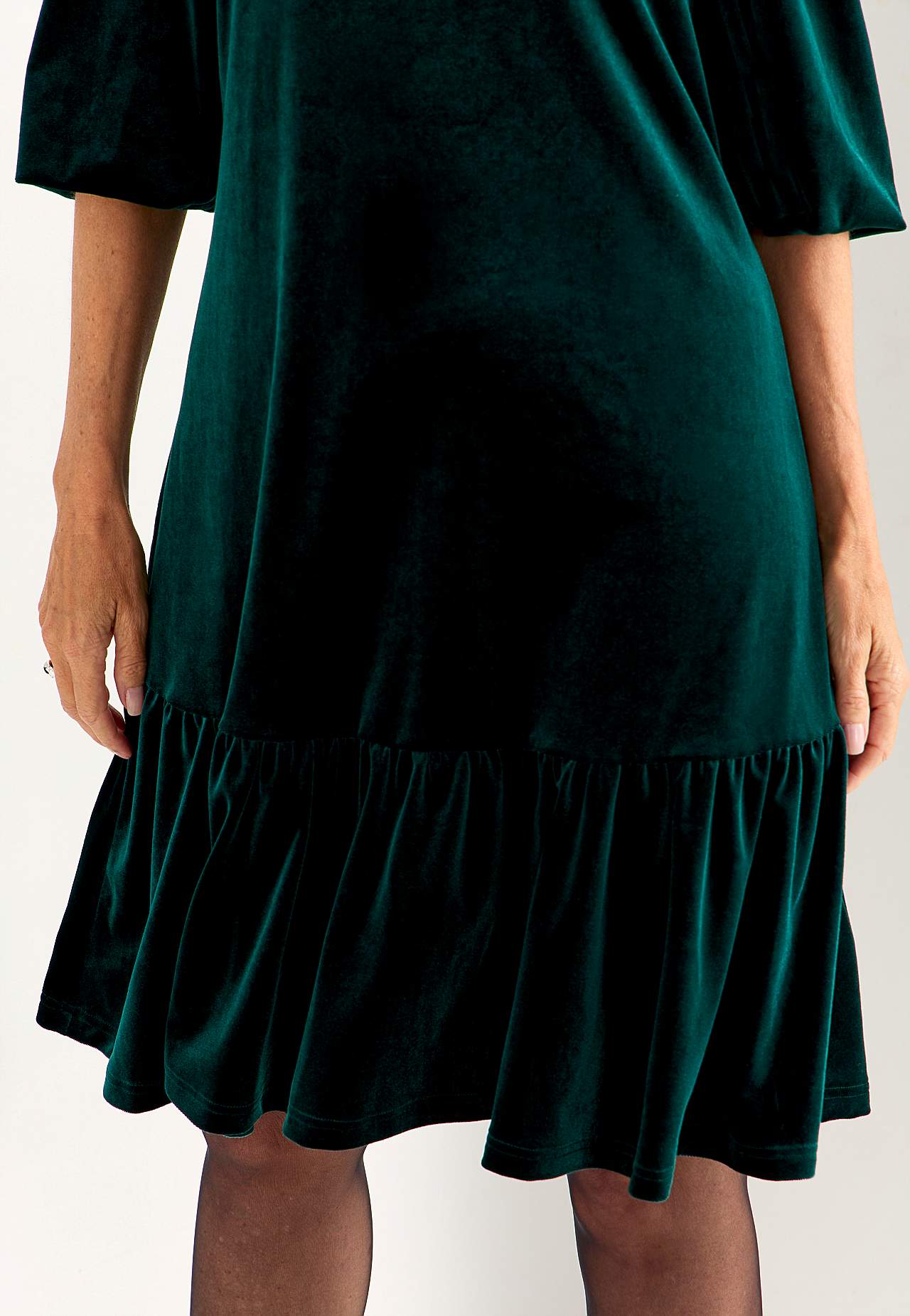 Kleid aus Velours mit Volant
