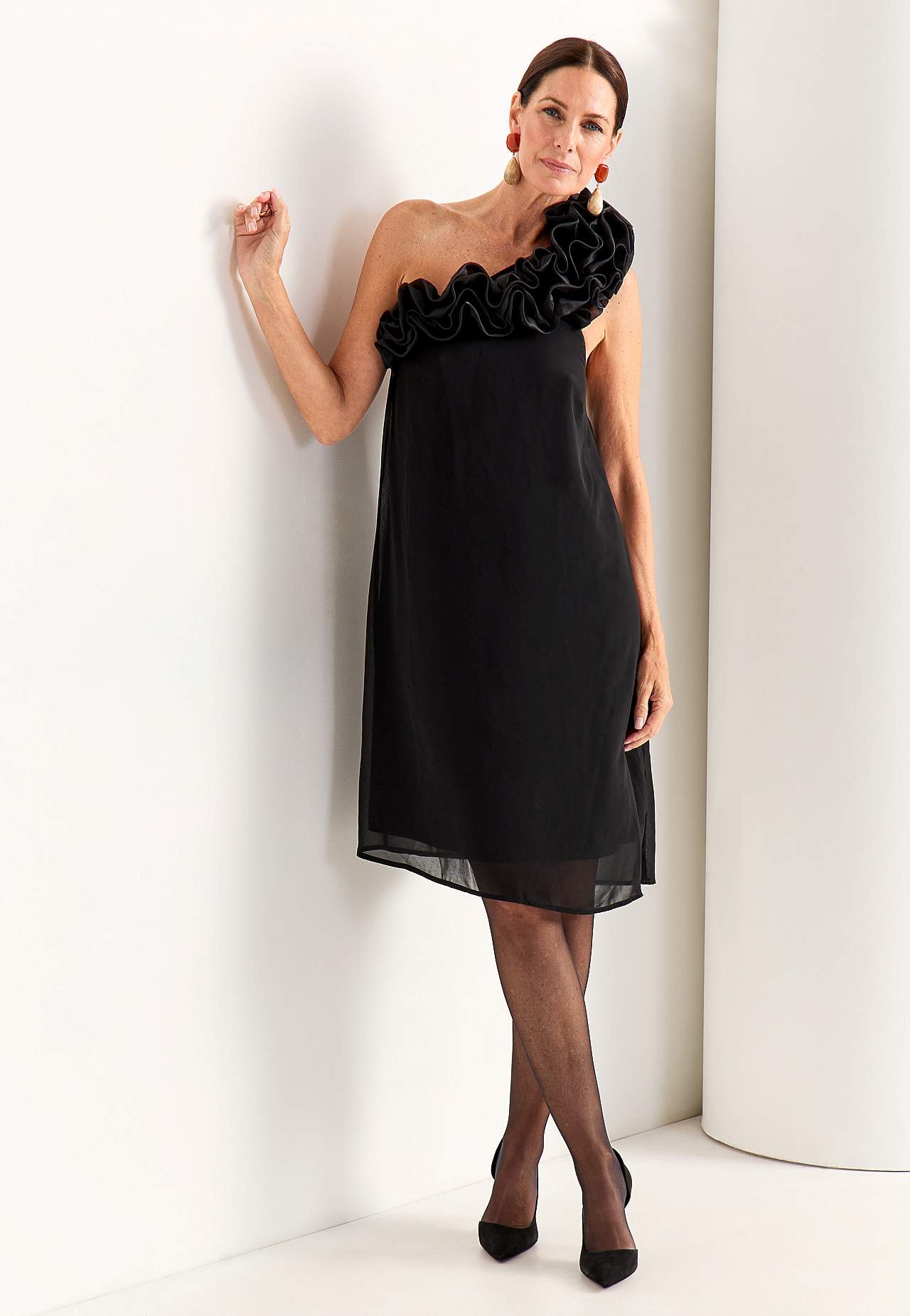 Asymmetrisches Cocktailkleid mit Rüsche