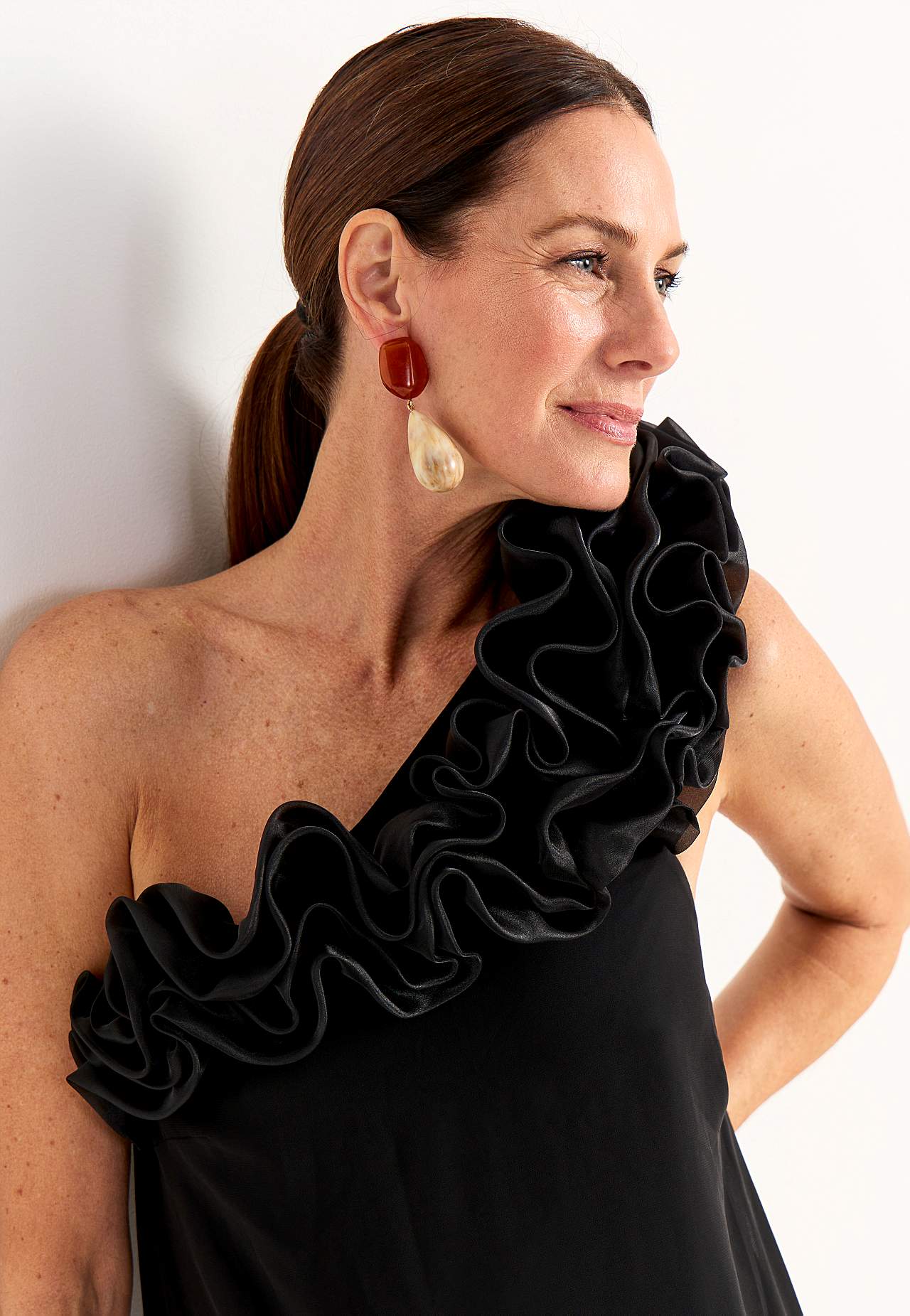 Asymmetrisches Cocktailkleid mit Rüsche