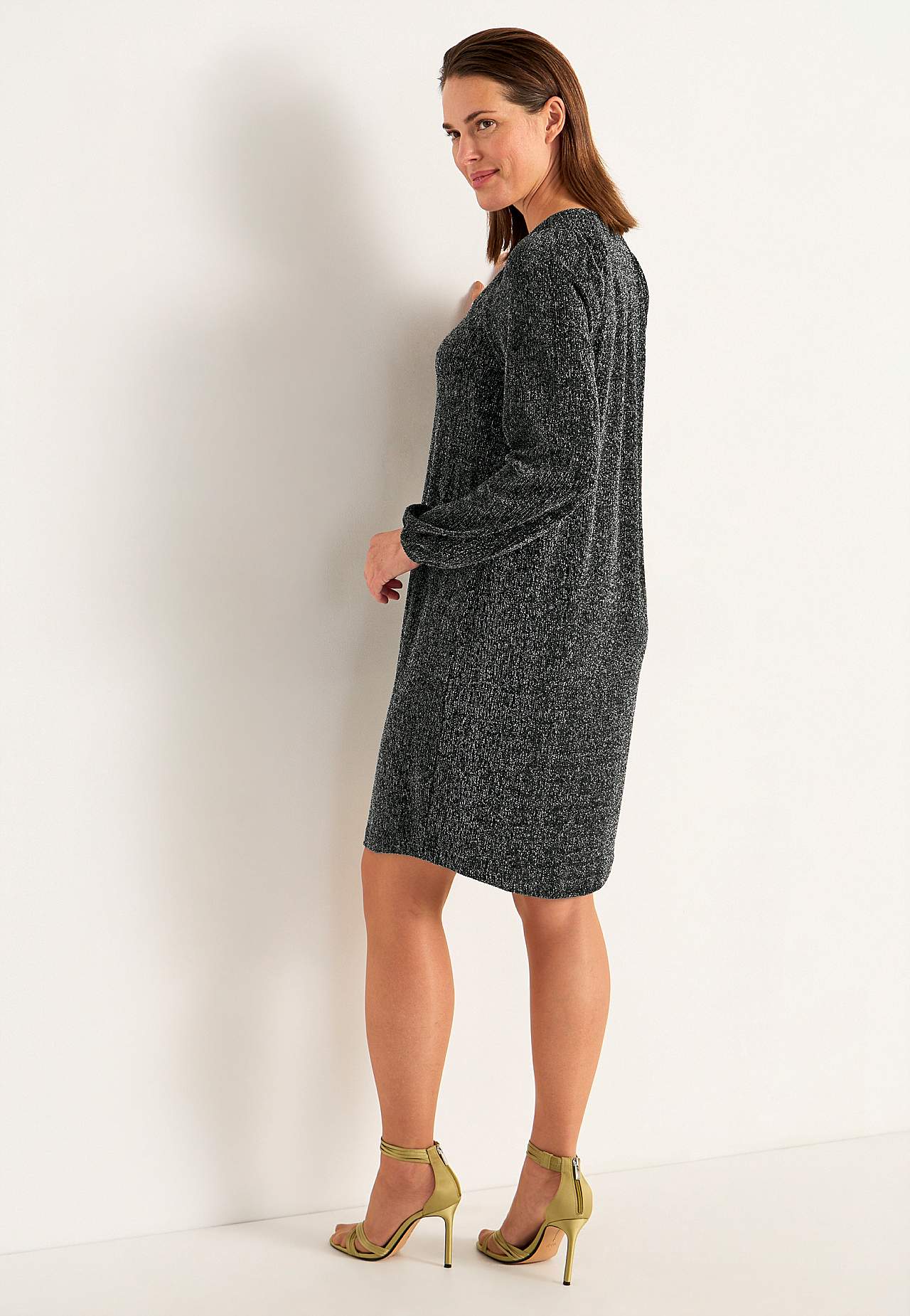 Partykleid mit glitzernden Gewinden