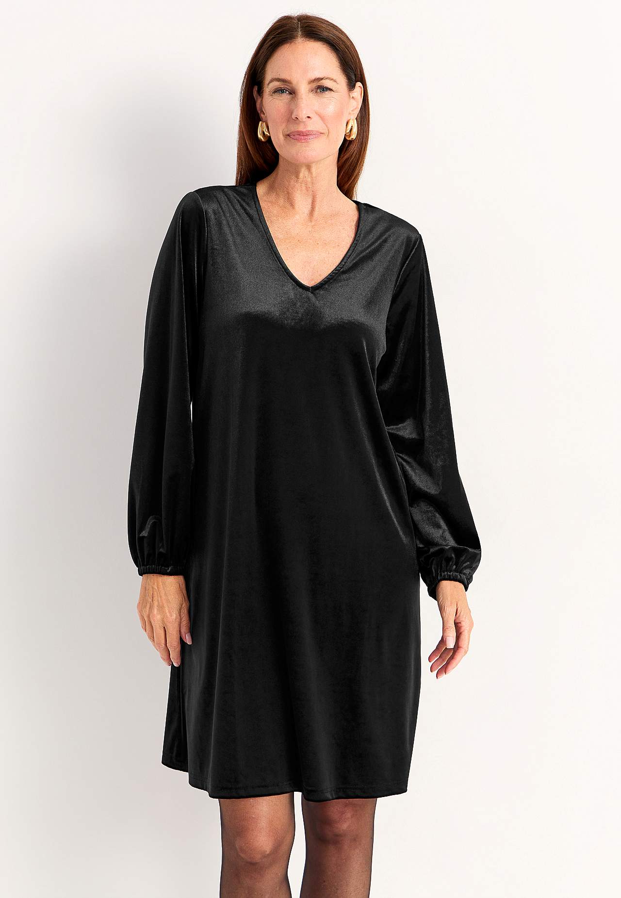 Samtkleid mit einem V-Ausschnitt