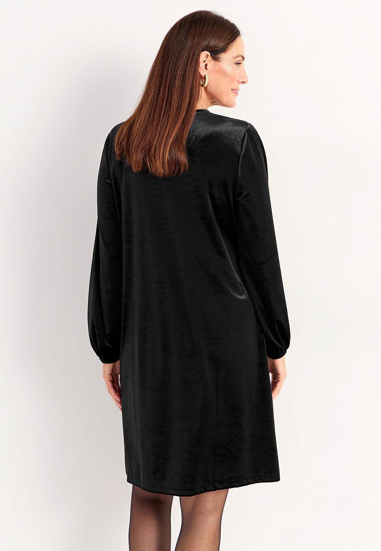 Samtkleid mit einem V-Ausschnitt