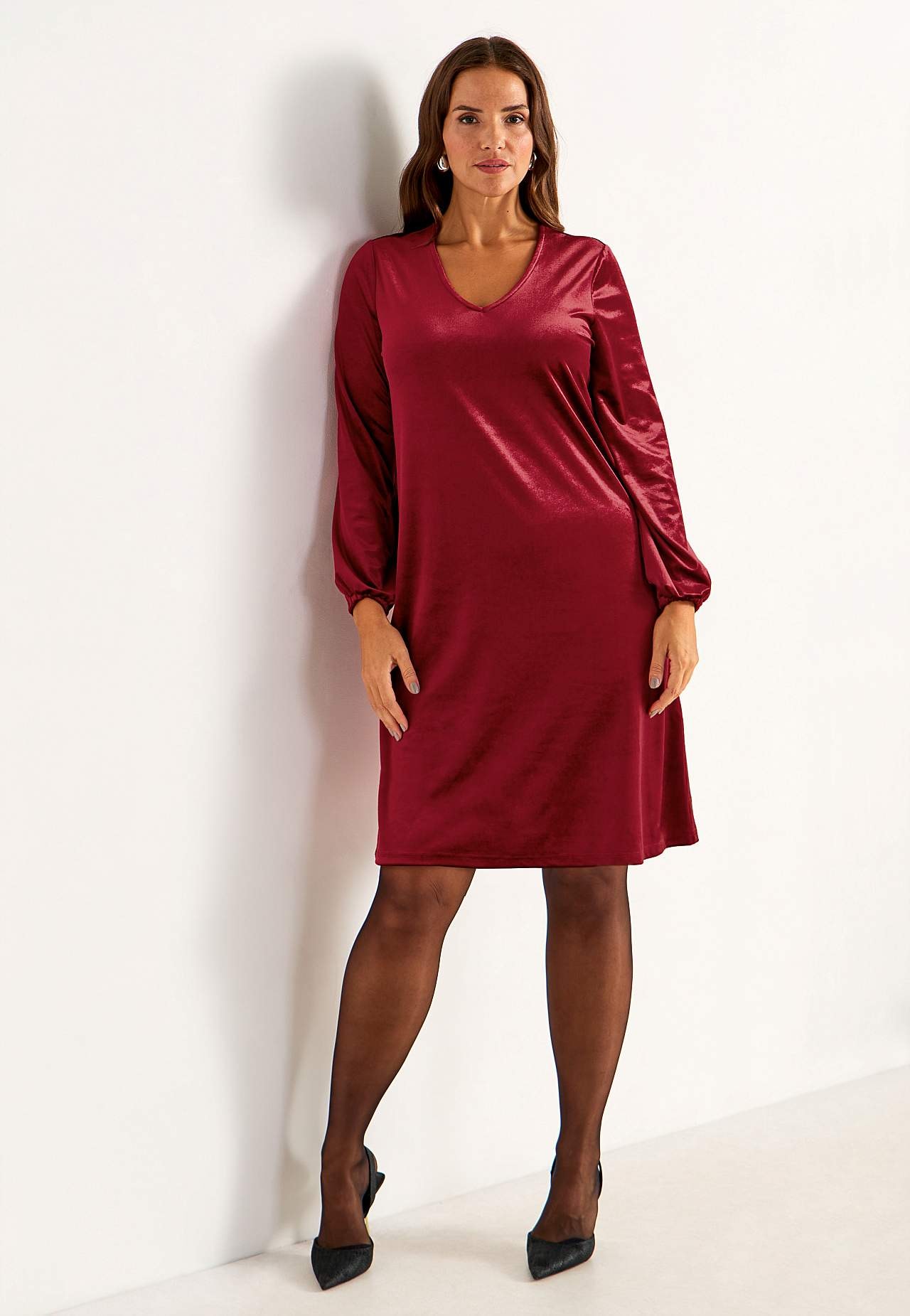 Samtkleid mit einem V-Ausschnitt