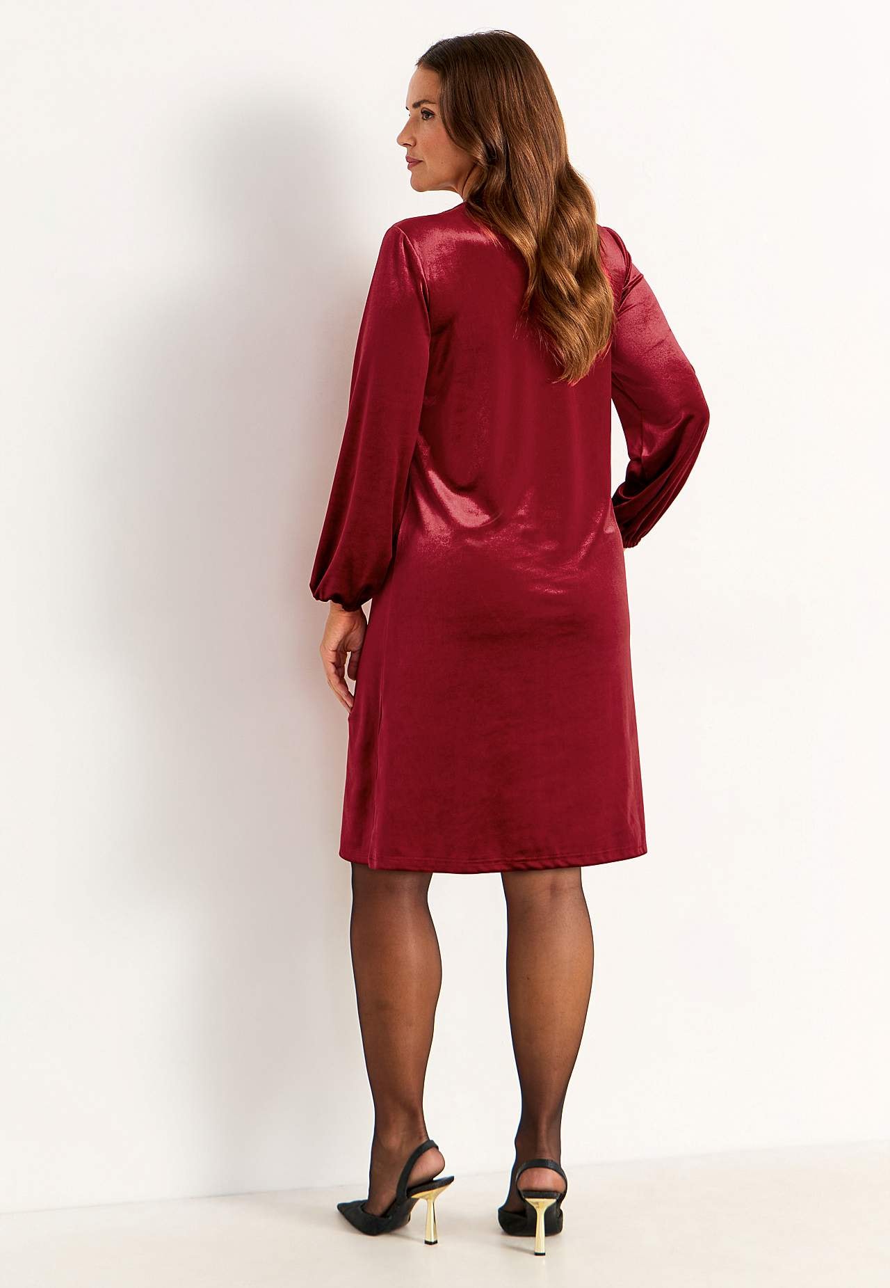 Samtkleid mit einem V-Ausschnitt