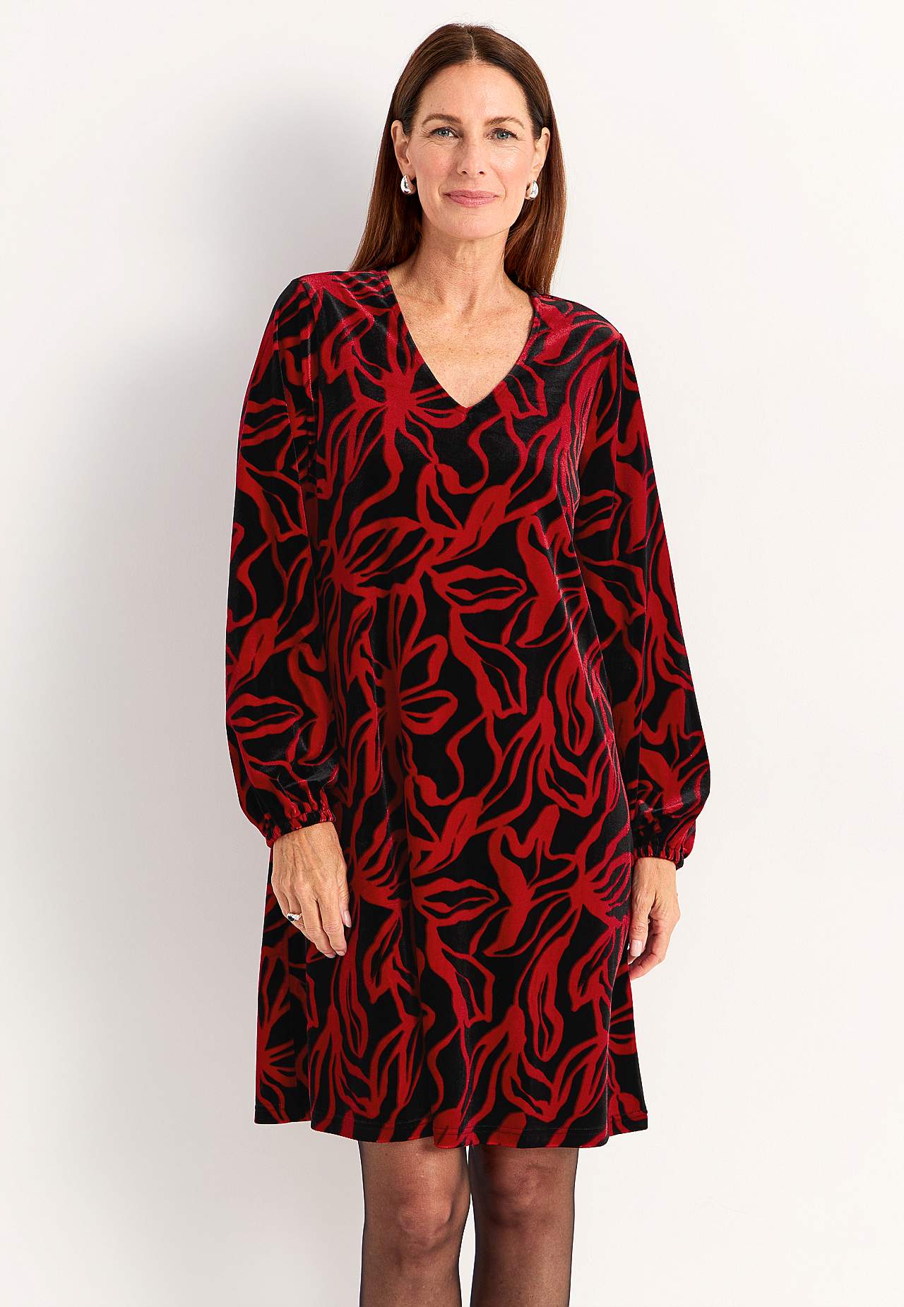 Samtkleid mit einem V-Ausschnitt