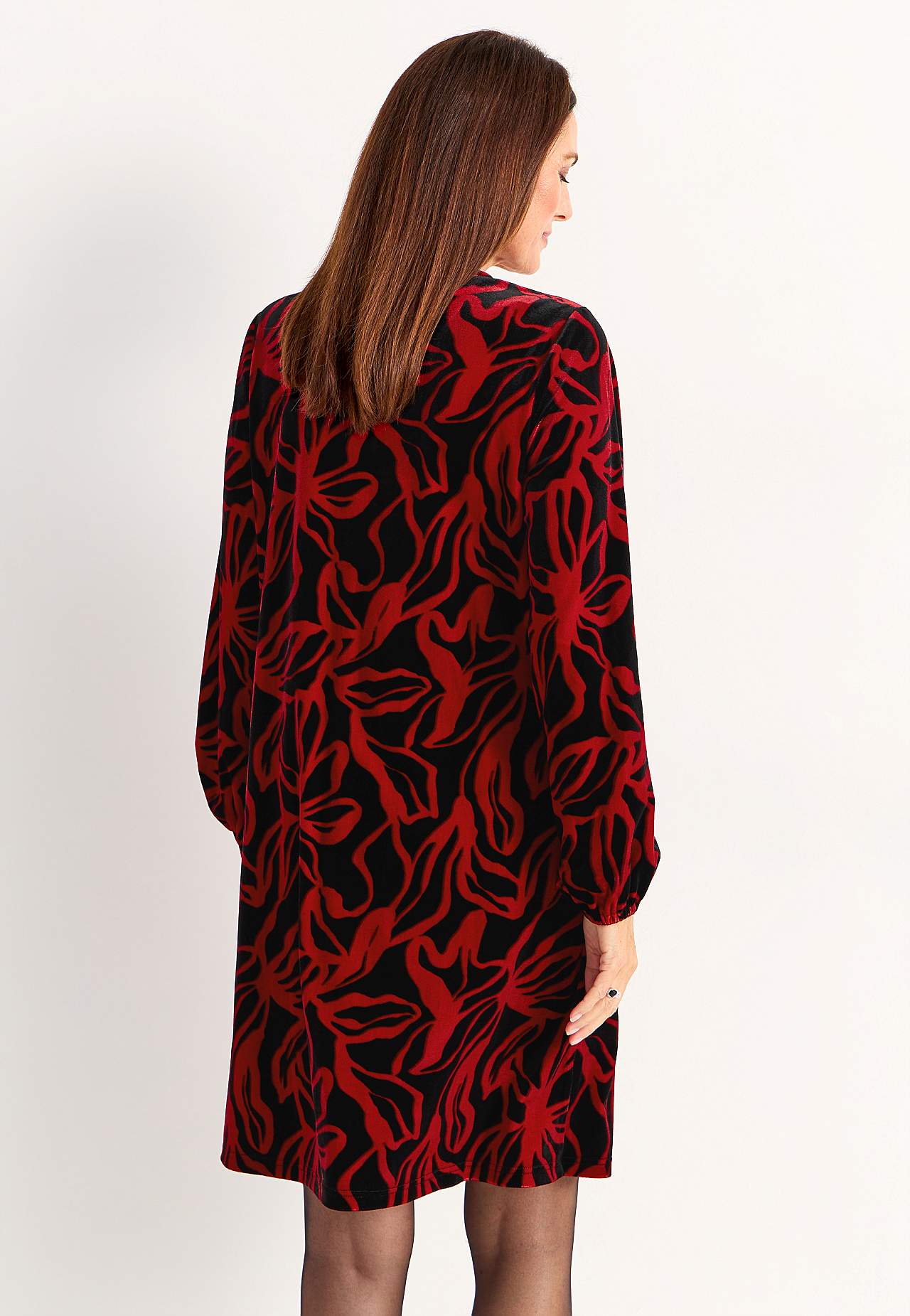 Samtkleid mit einem V-Ausschnitt