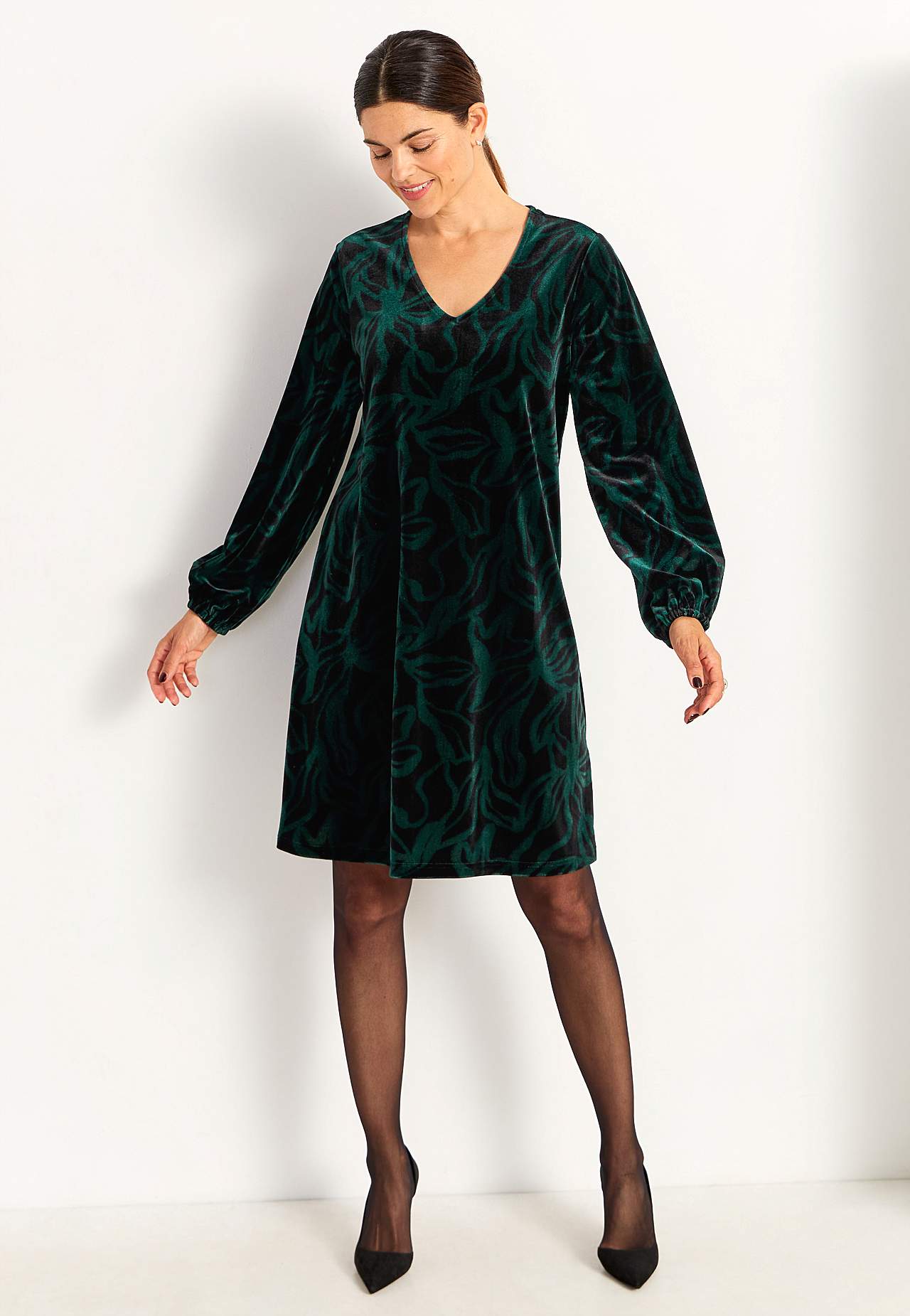 Samtkleid mit einem V-Ausschnitt