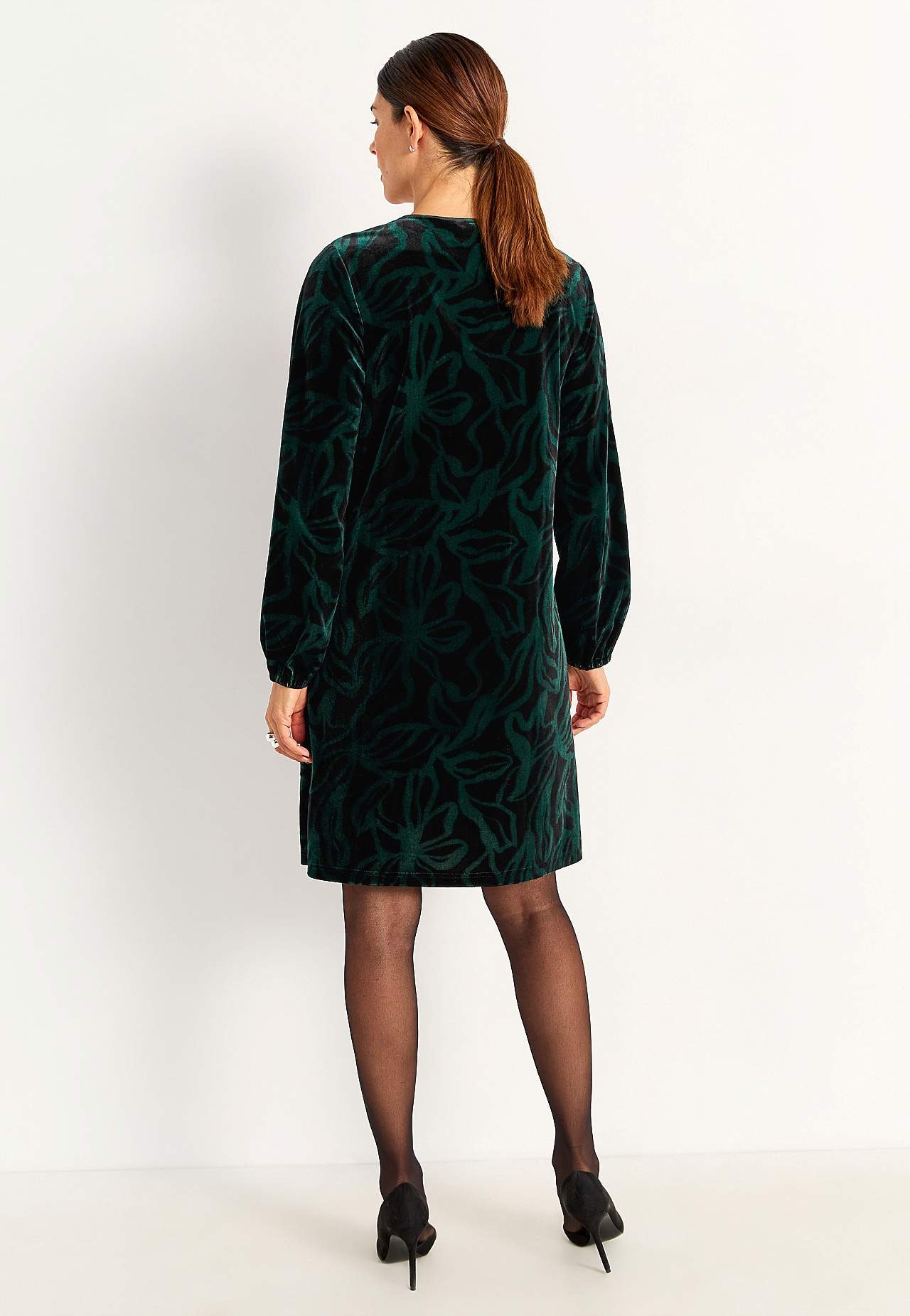 Samtkleid mit einem V-Ausschnitt