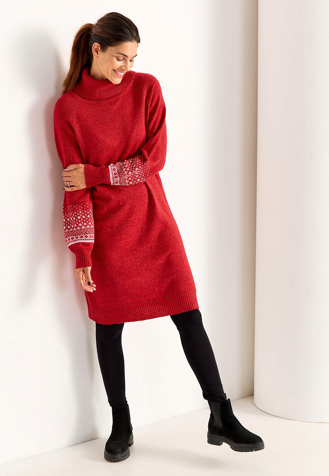 Gestricktes Kleid mit jacquardgemusterten Ärmeln