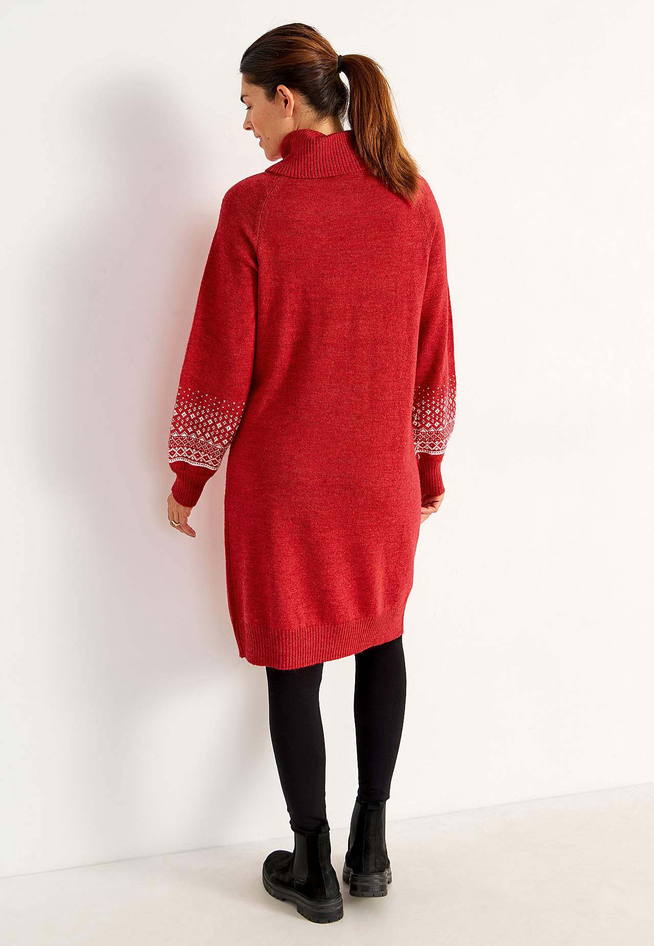 Gestricktes Kleid mit jacquardgemusterten Ärmeln
