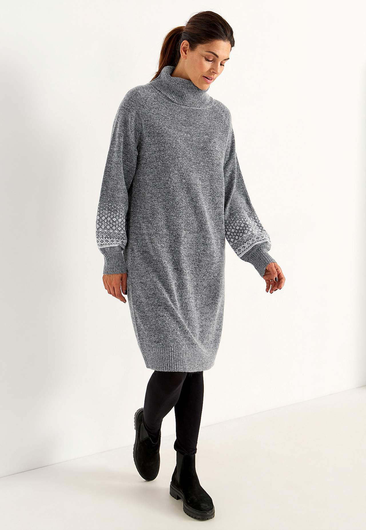 Gestricktes Kleid mit jacquardgemusterten Ärmeln