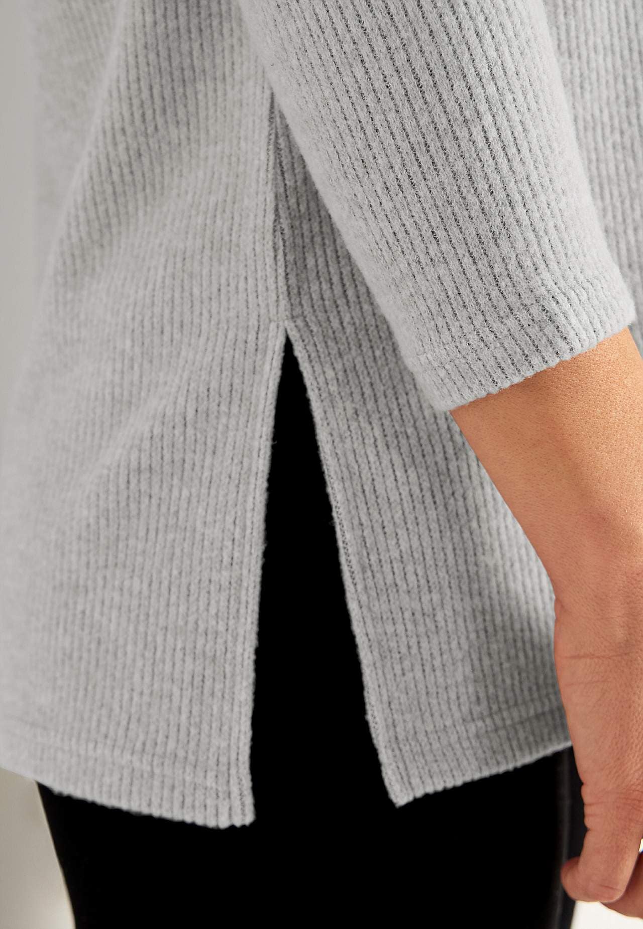 Super weicher Pullover mit Schlitzen