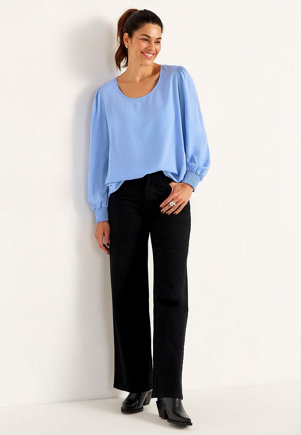 Bluse mit Smokarbeit an den Manschetten