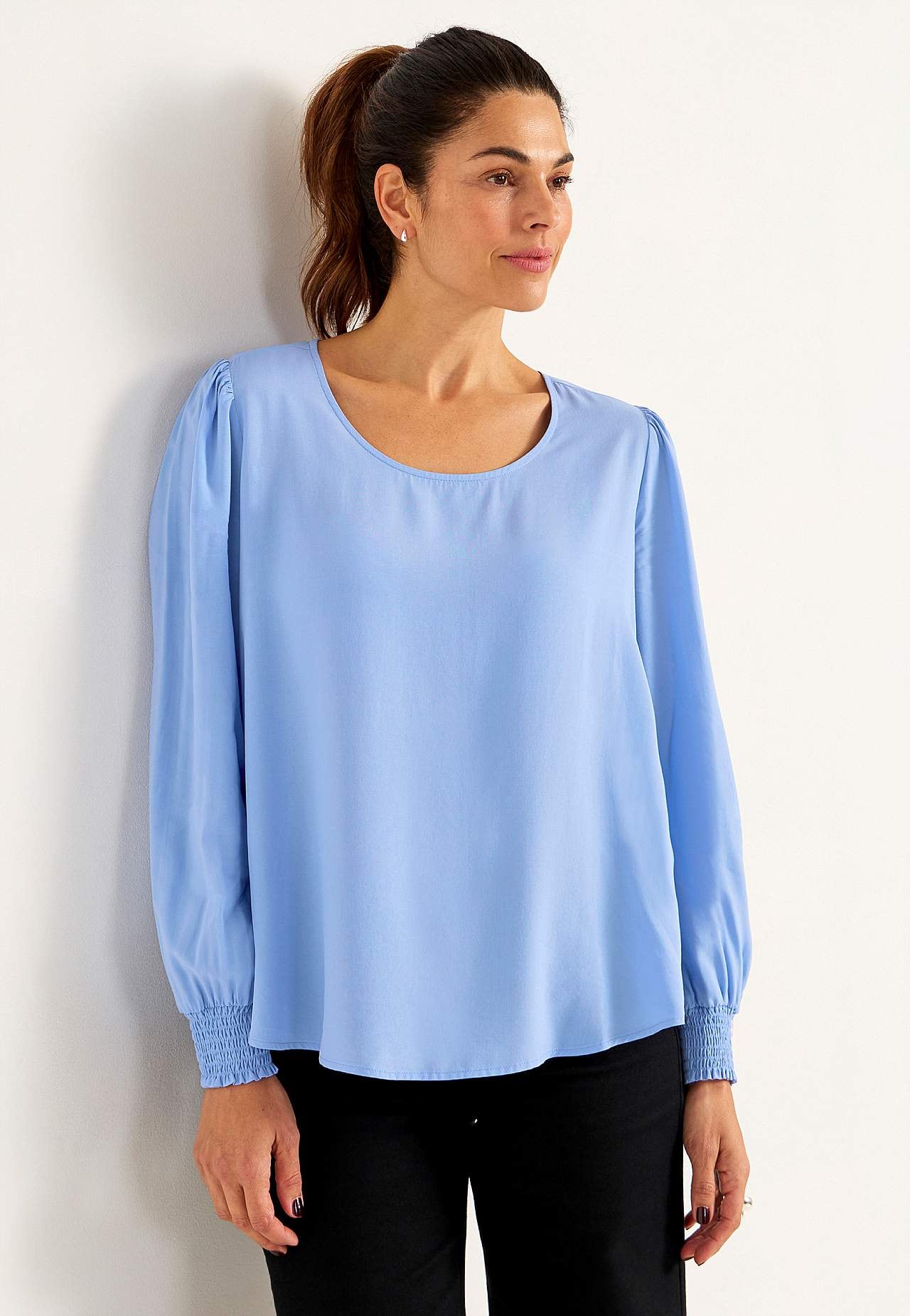 Bluse mit Smokarbeit an den Manschetten