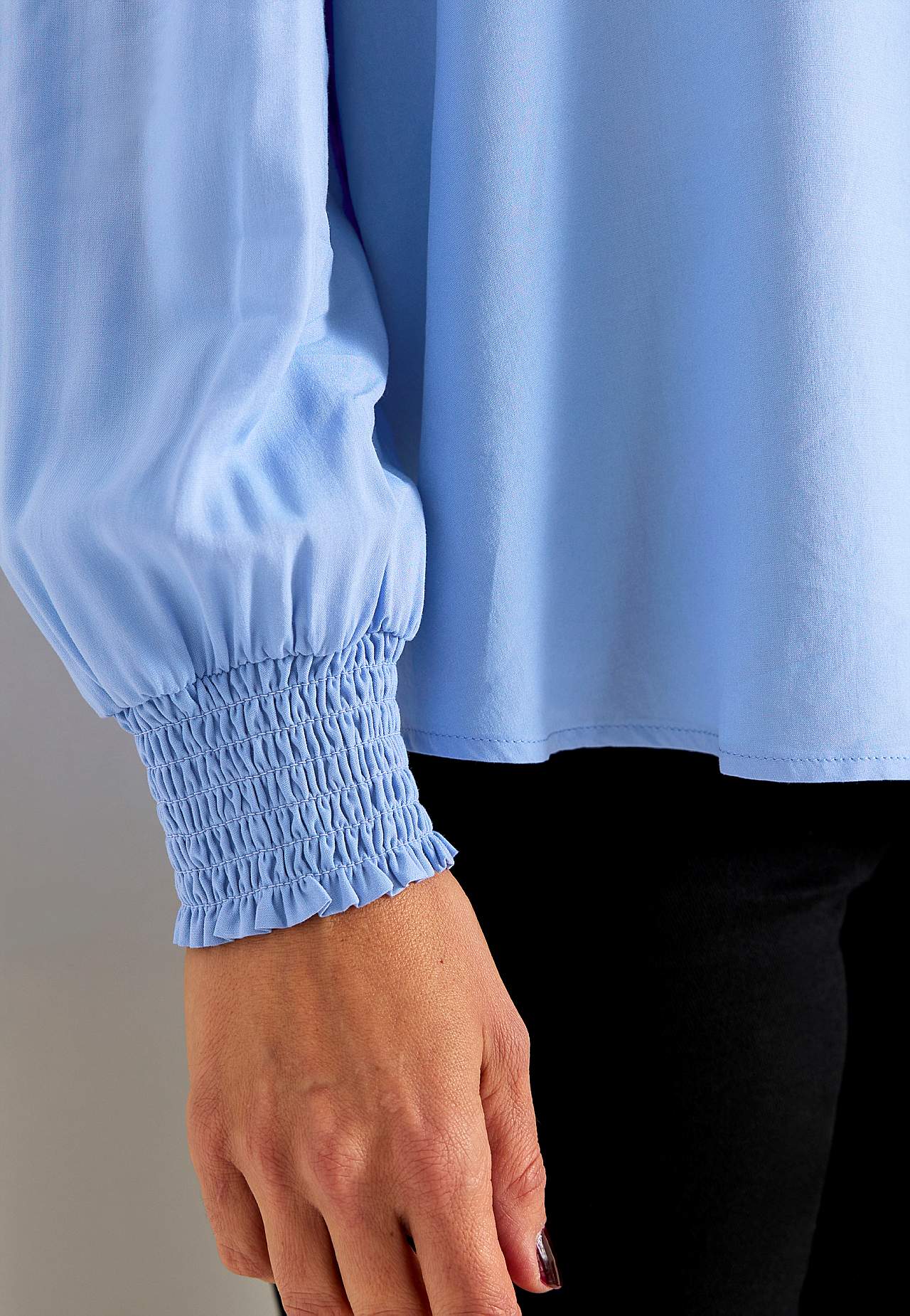 Bluse mit Smokarbeit an den Manschetten