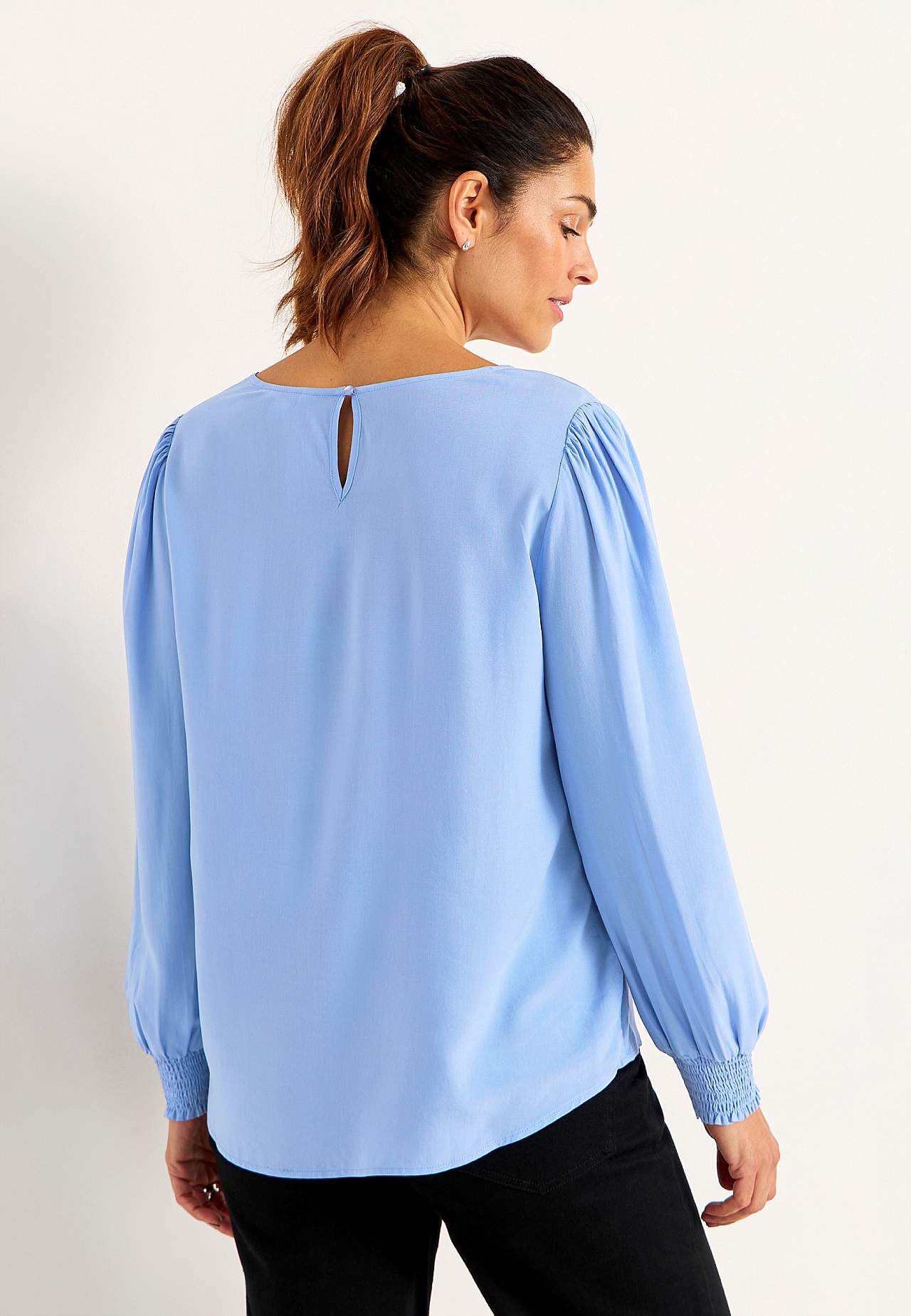 Bluse mit Smokarbeit an den Manschetten