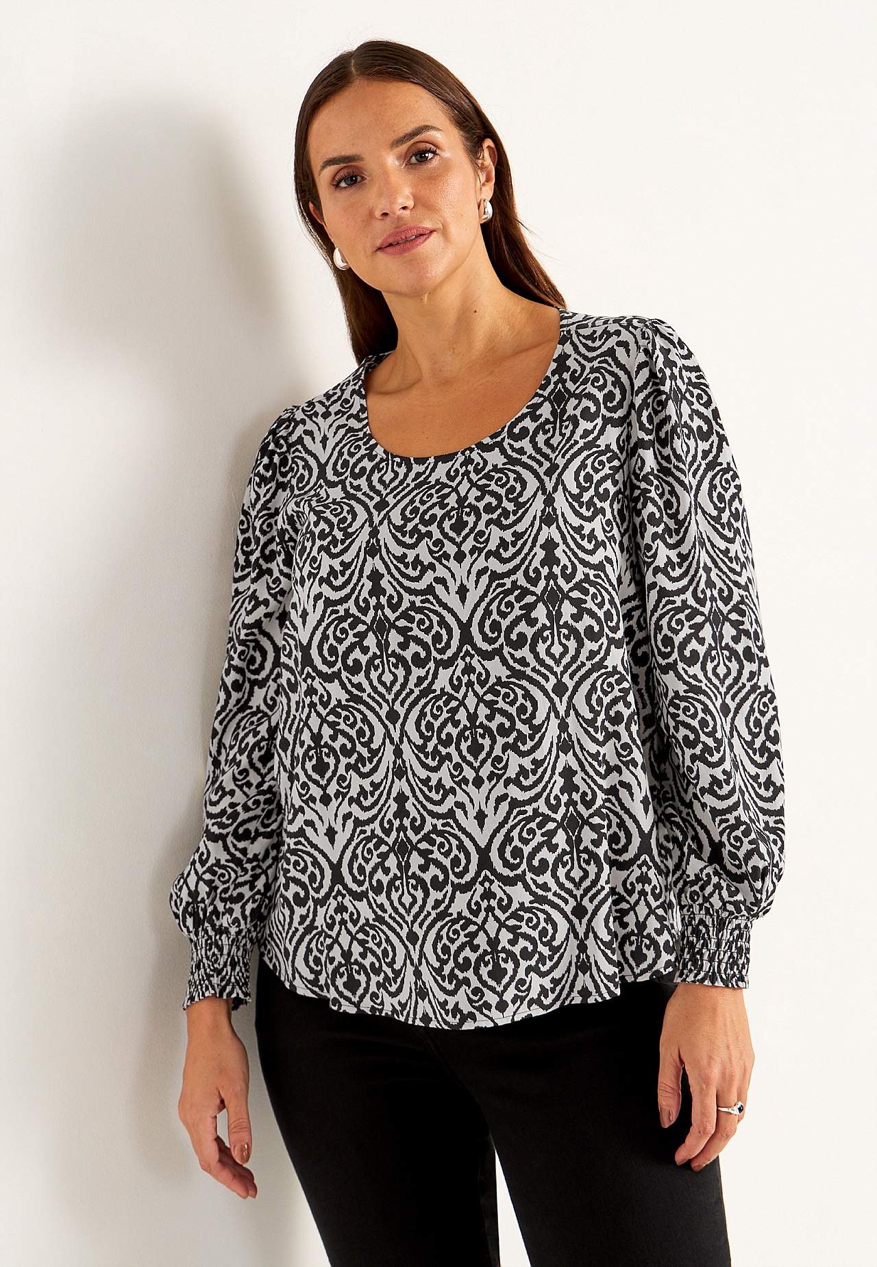 Bluse mit Smokarbeit an den Manschetten