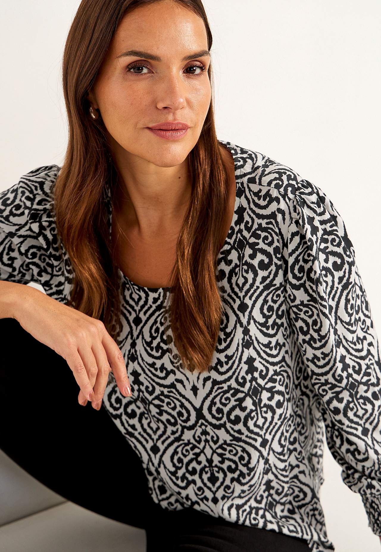 Bluse mit Smokarbeit an den Manschetten