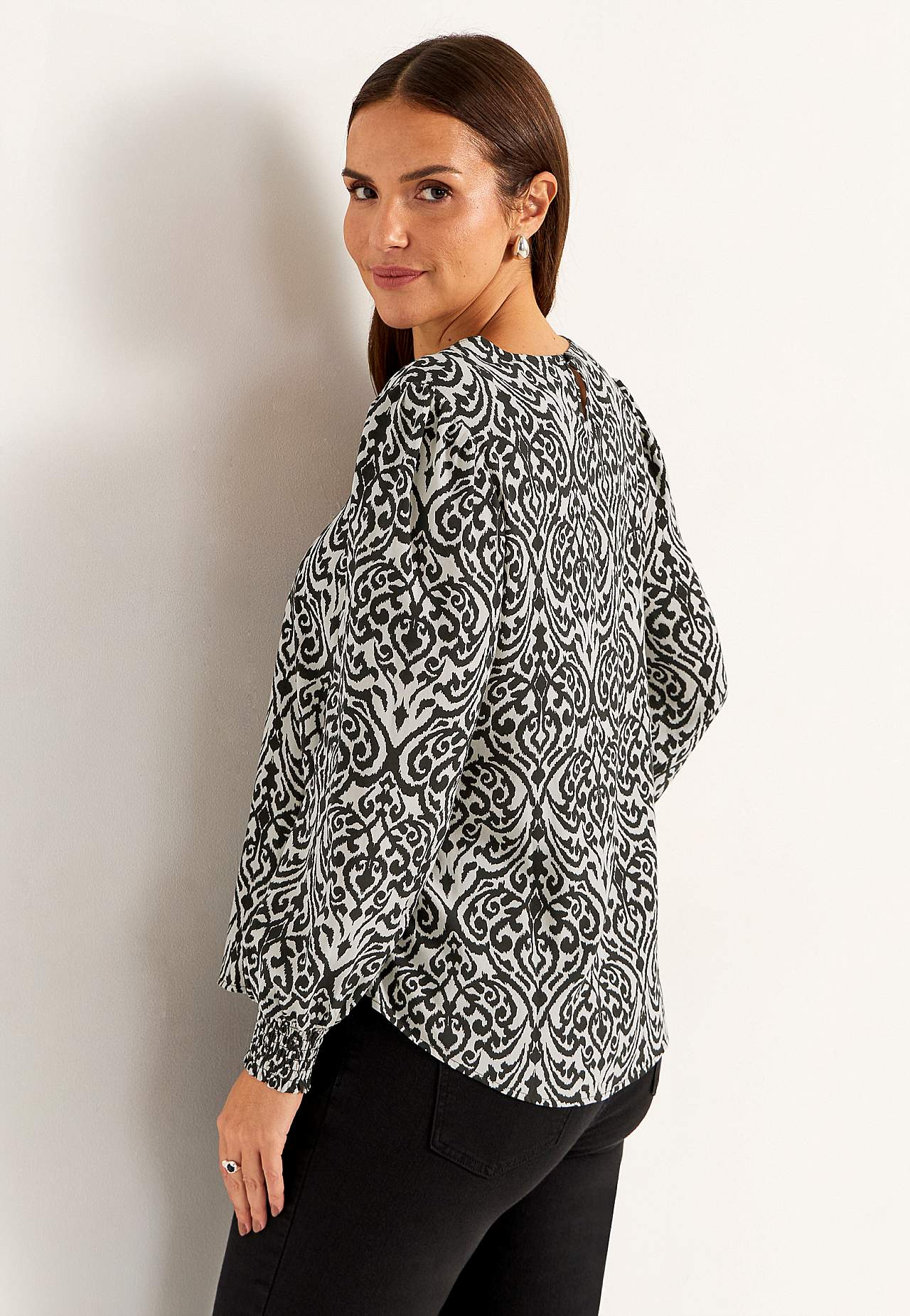 Bluse mit Smokarbeit an den Manschetten