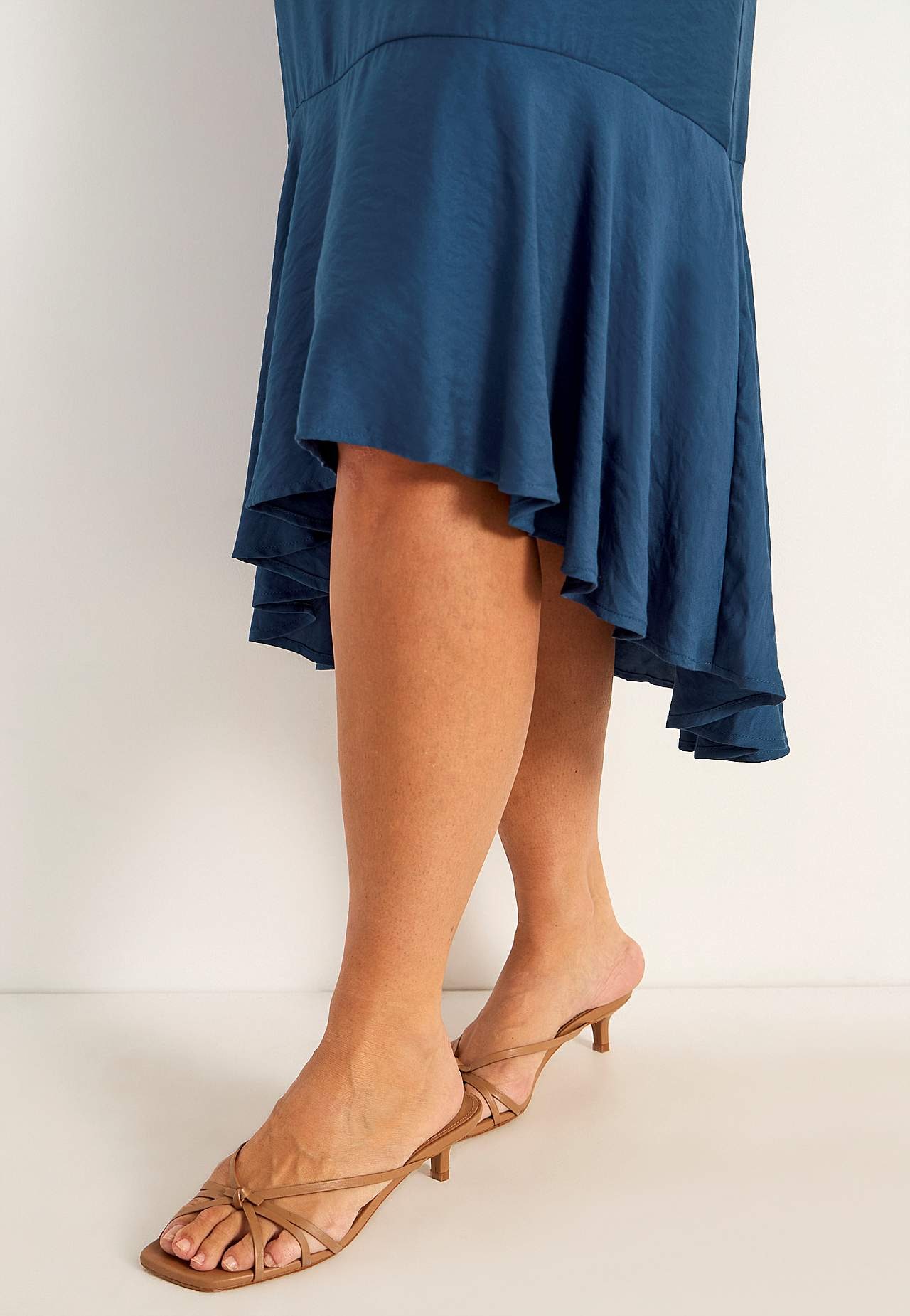 Kleid mit Rüschen mit Schmetterlingsärmeln