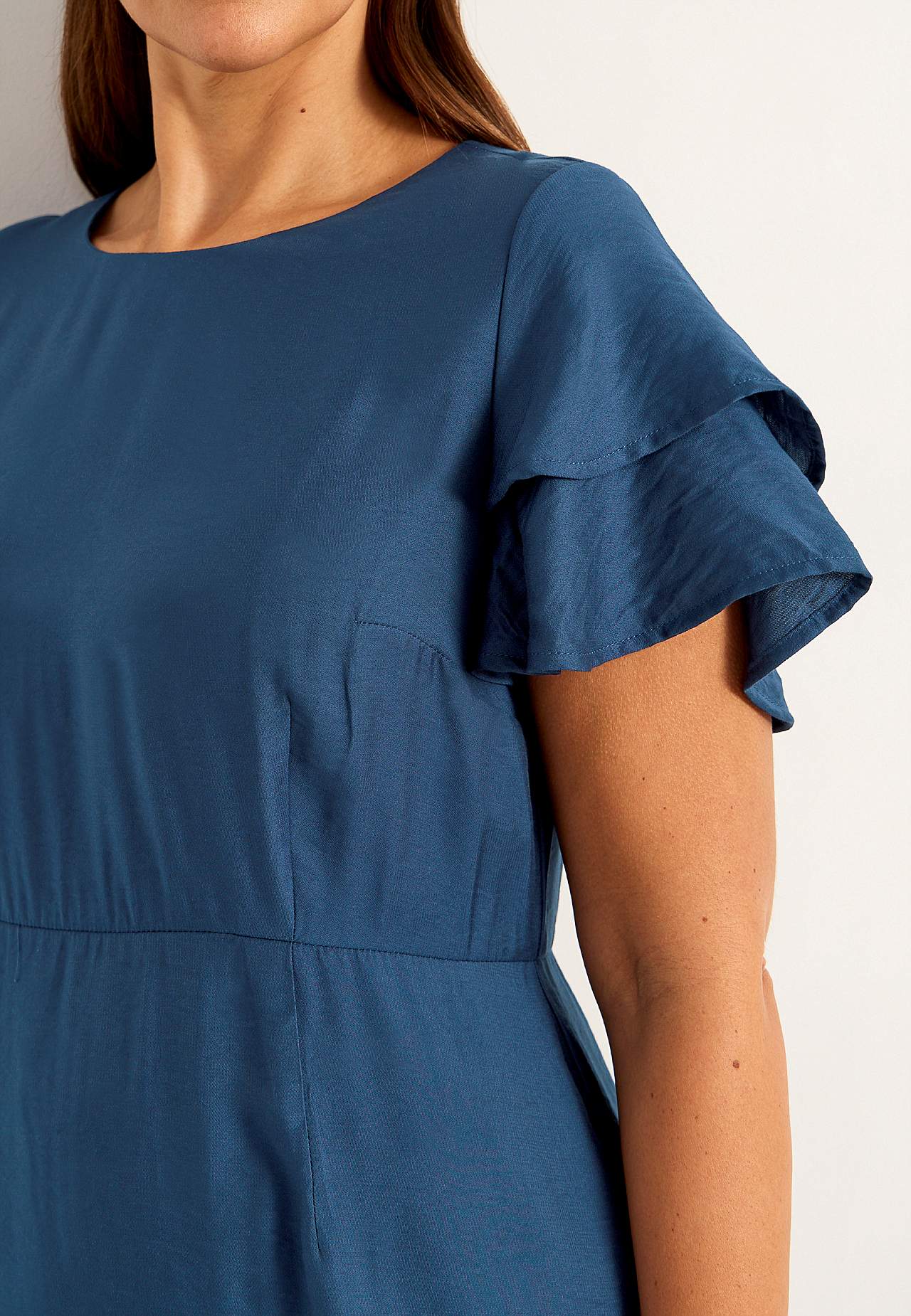 Kleid mit Rüschen mit Schmetterlingsärmeln