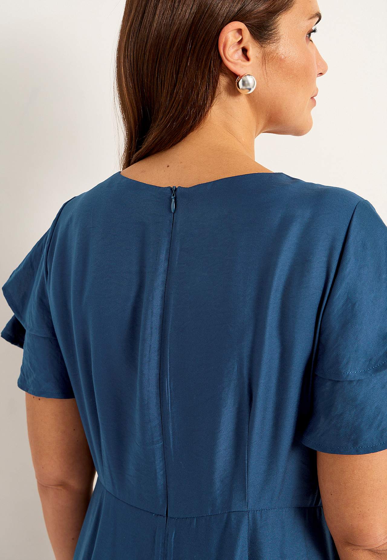 Kleid mit Rüschen mit Schmetterlingsärmeln