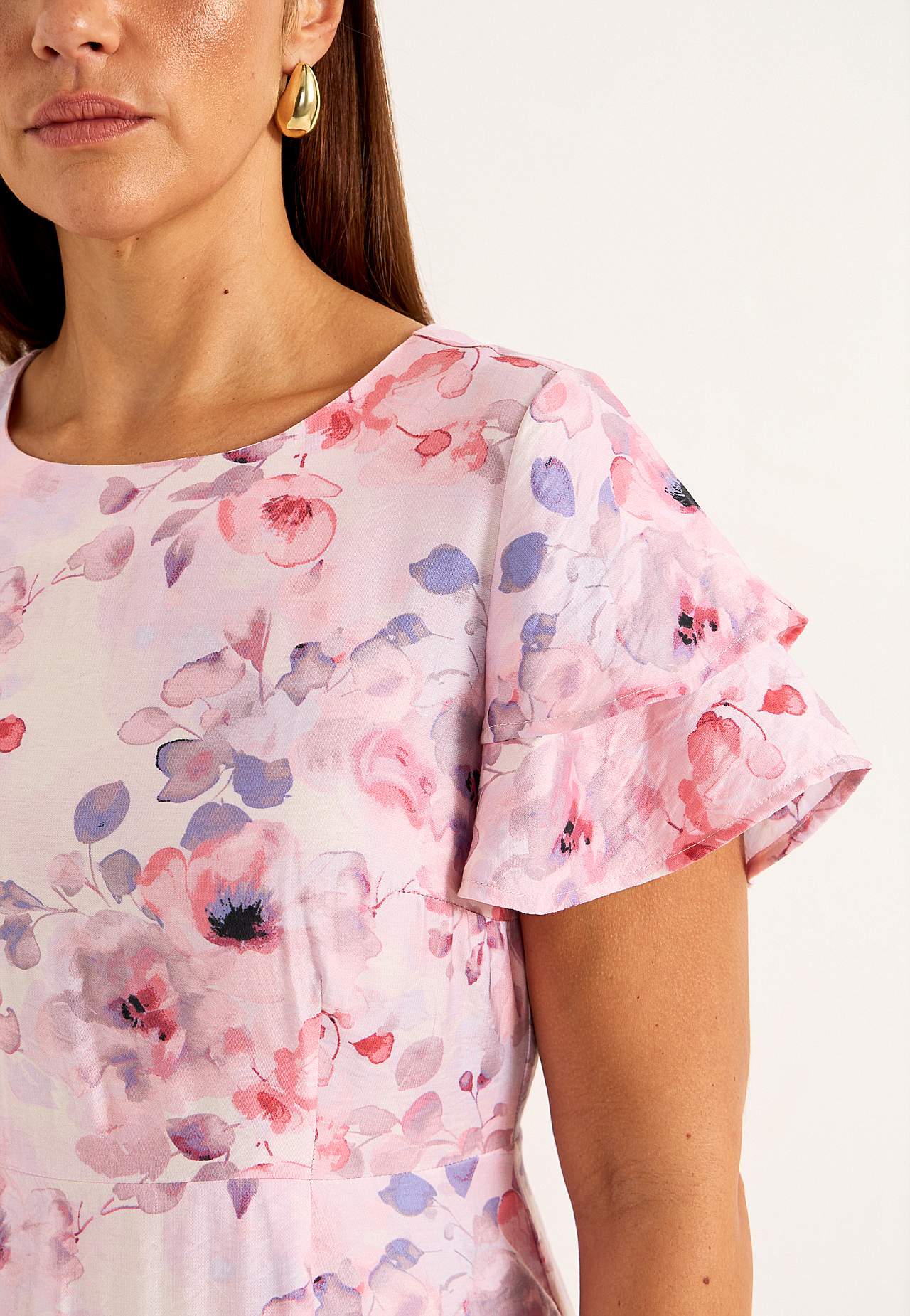 Kleid mit Rüschen mit Schmetterlingsärmeln