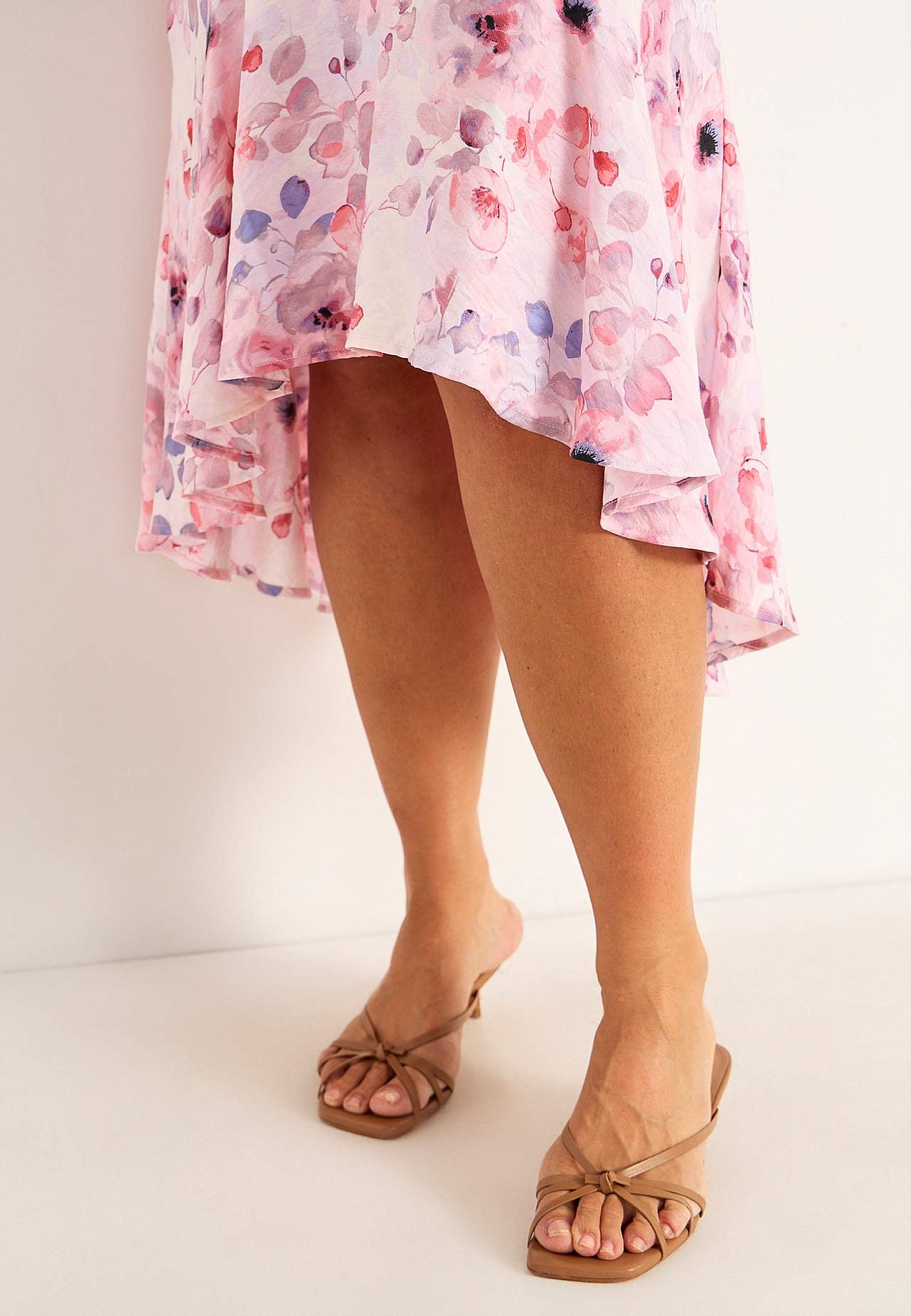 Kleid mit Rüschen mit Schmetterlingsärmeln