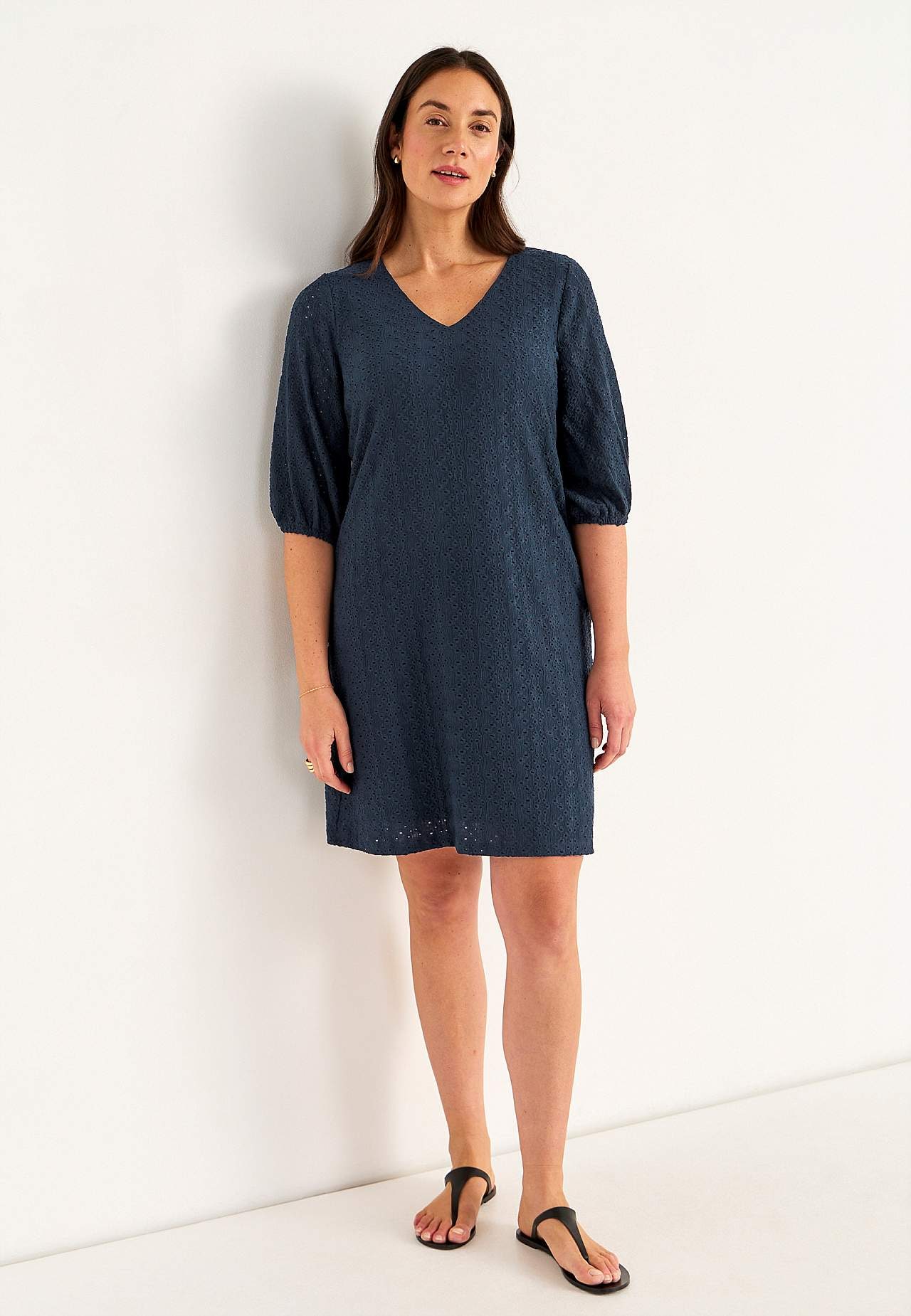 Jerseykleid mit Lochstickerei