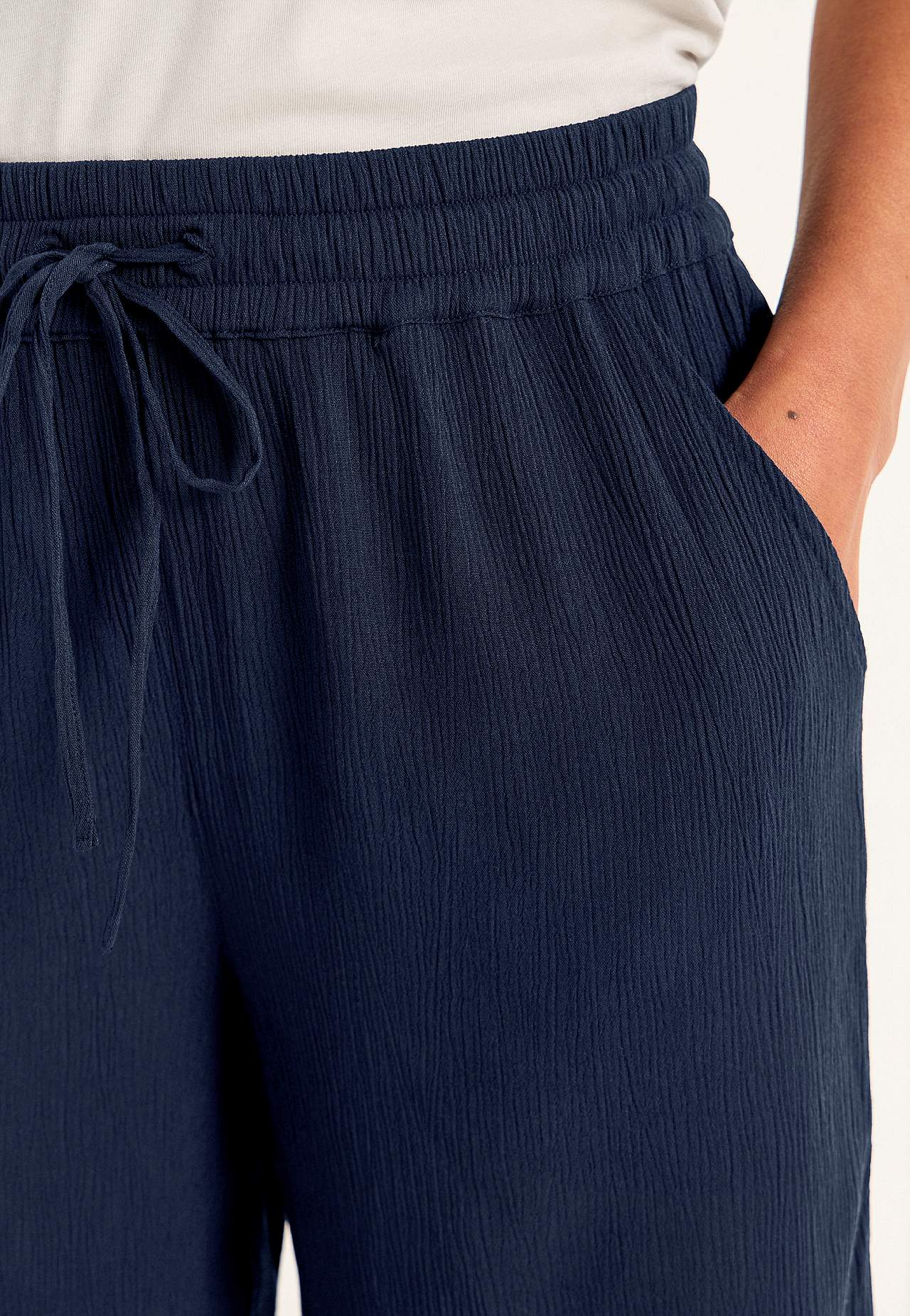 Shorts aus Viskose-Krepp