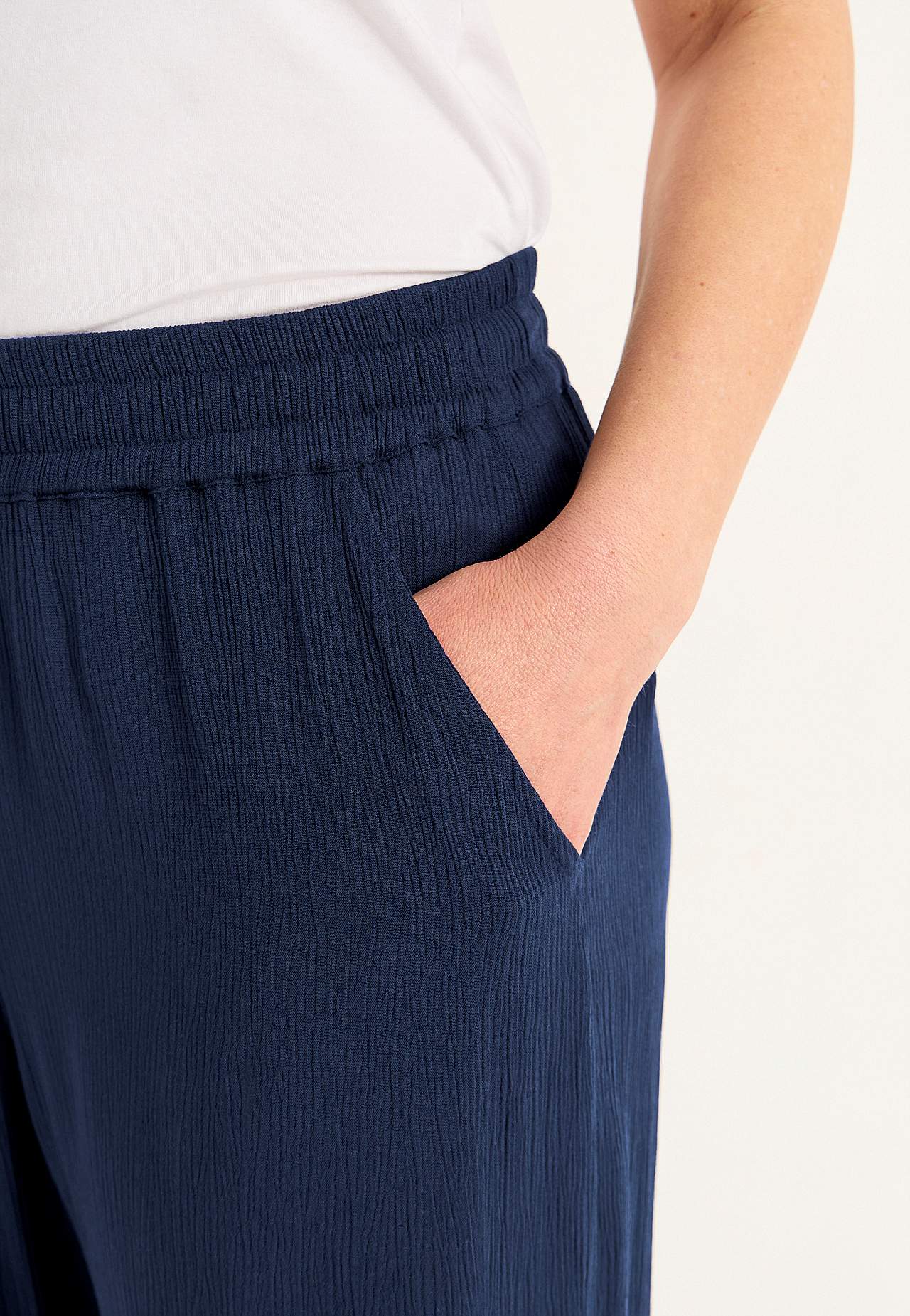 Hose aus Viskose-Krepp