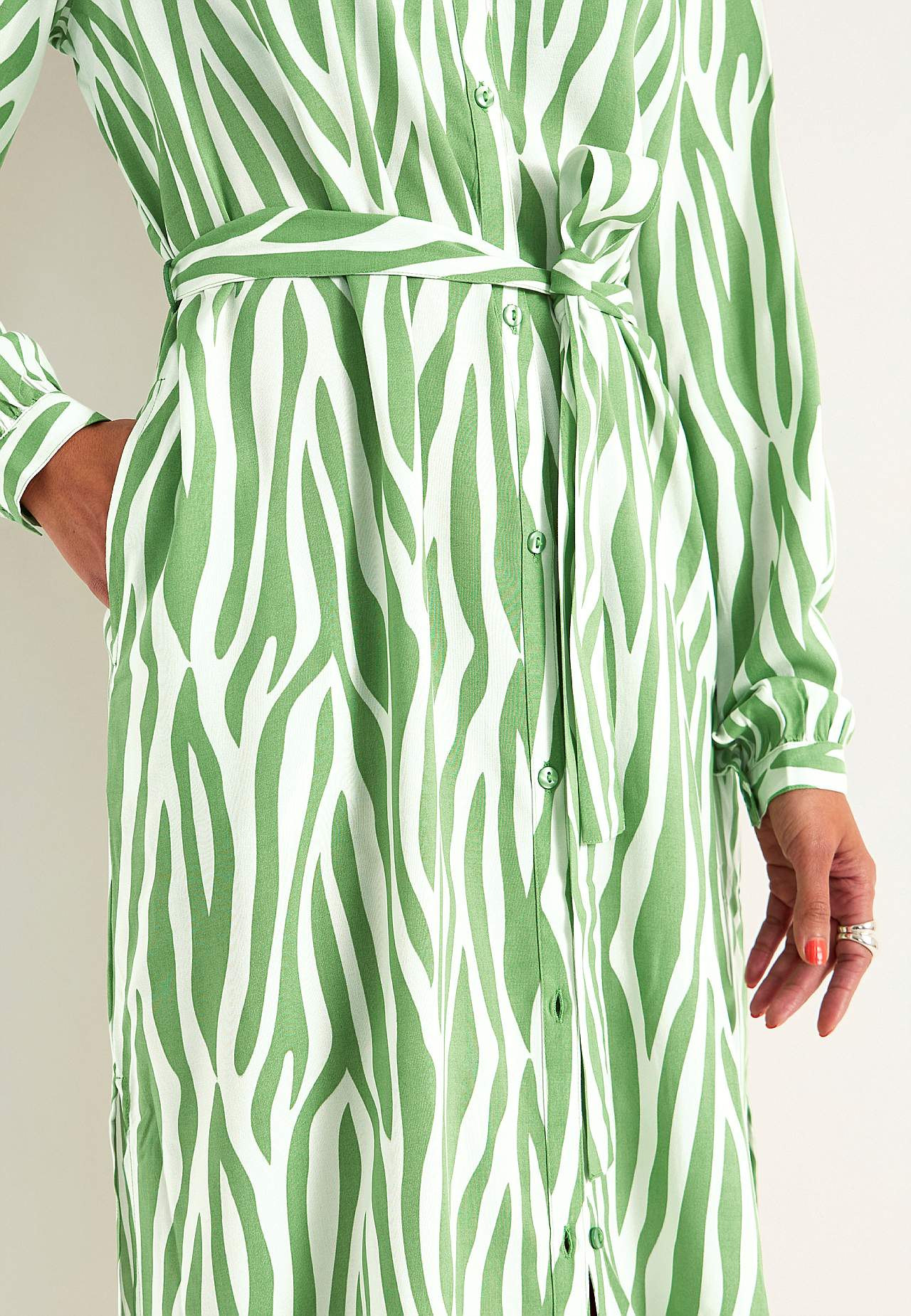 Gewebtes Kleid mit Taschen