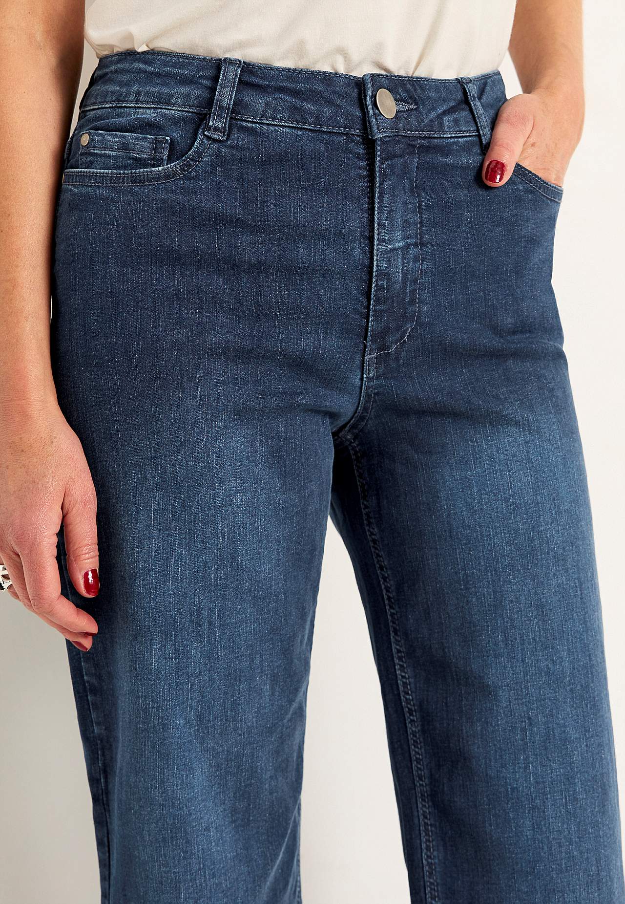 Elastische Knöcheljeans