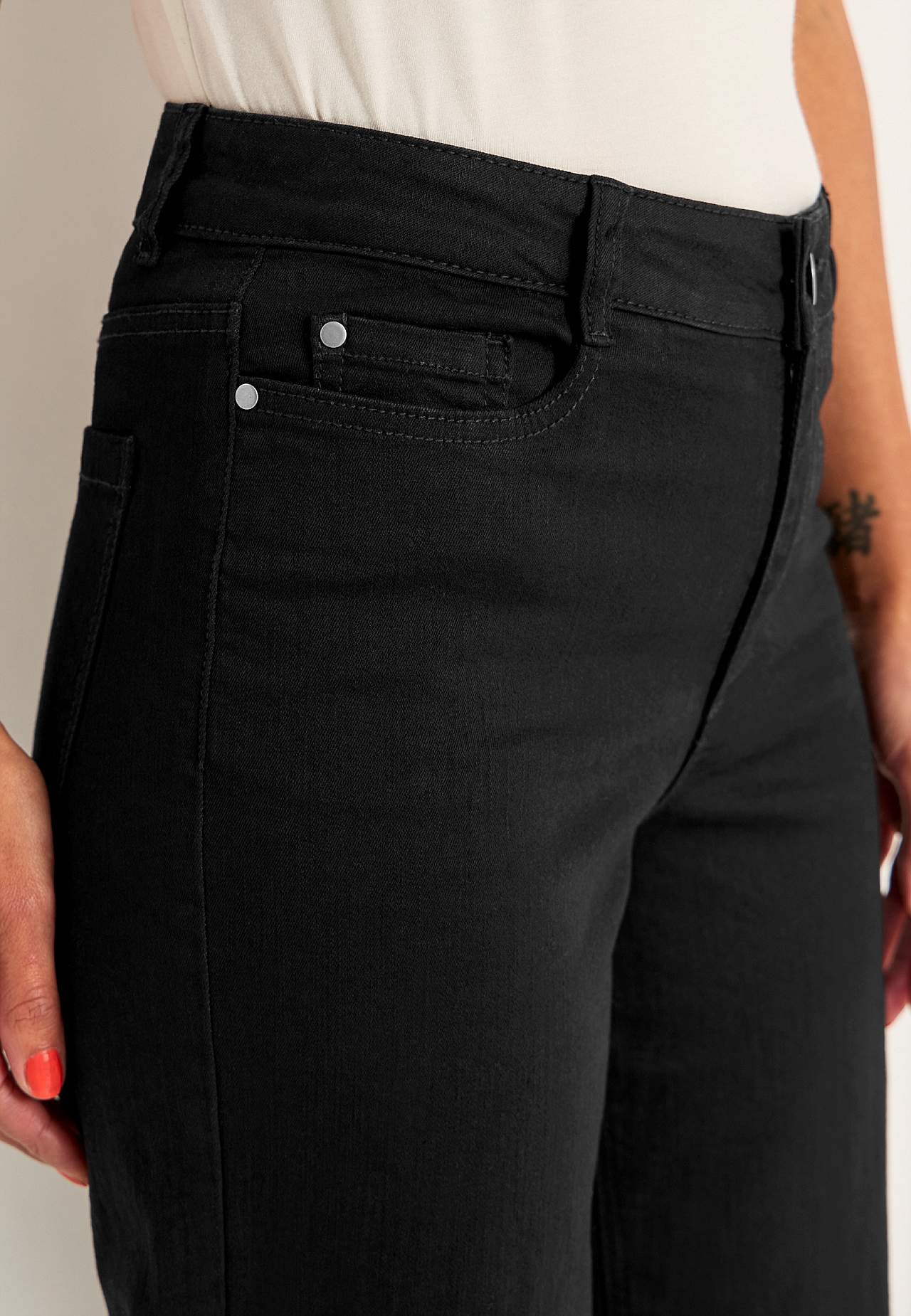 Elastische Knöcheljeans