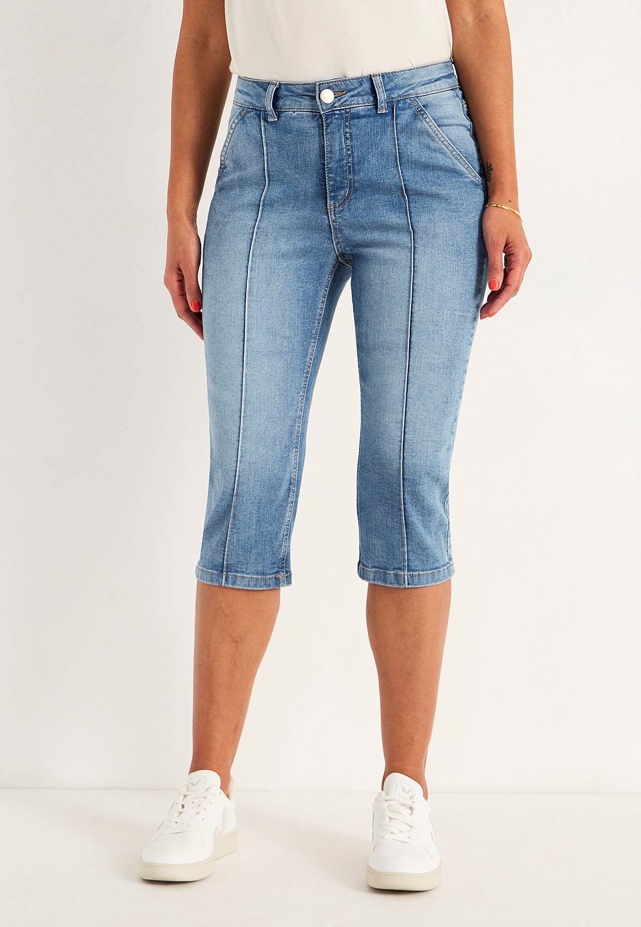 Elastische Cropped Jeans mit genähter Knitterfalte