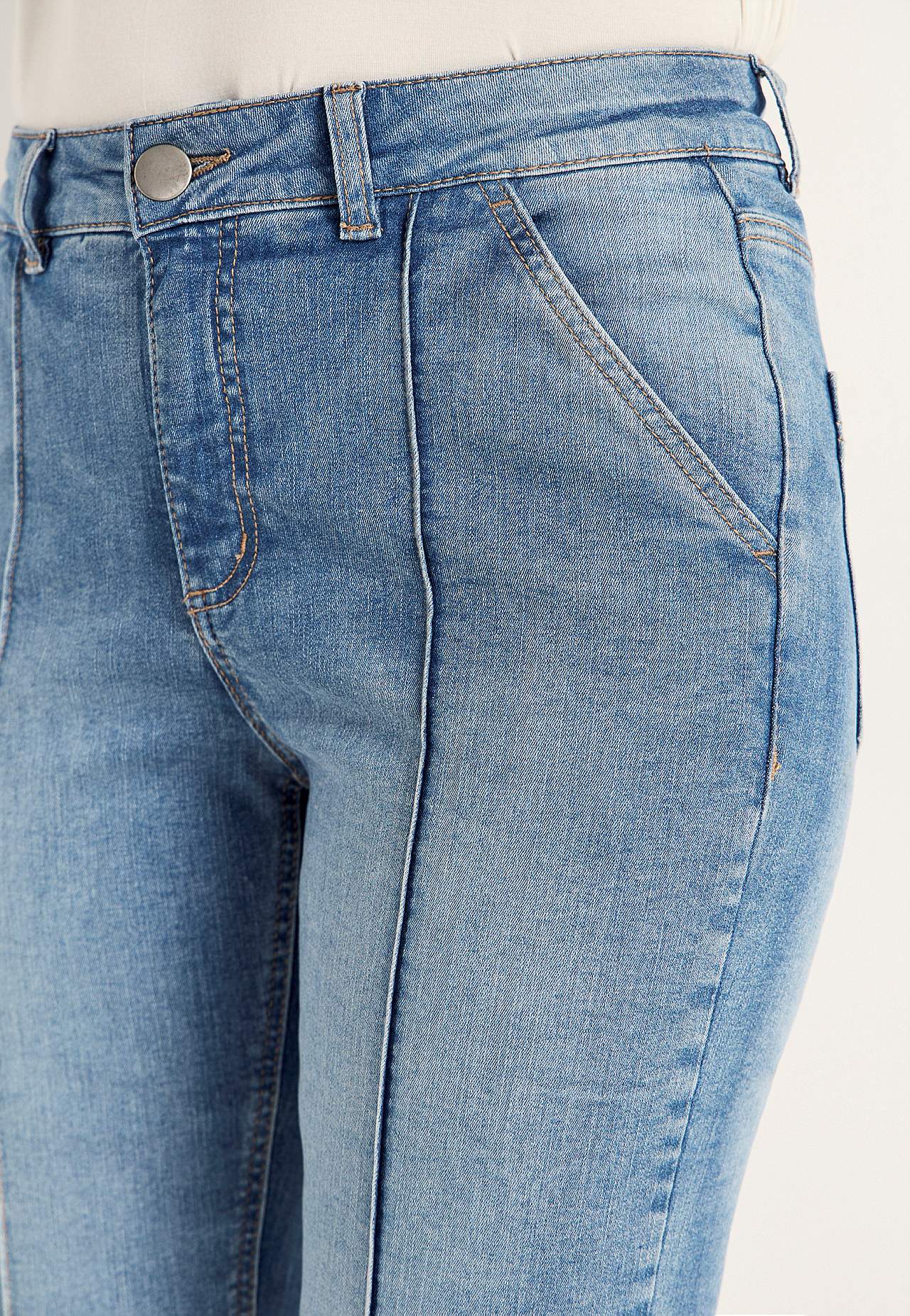 Elastische Cropped Jeans mit genähter Knitterfalte
